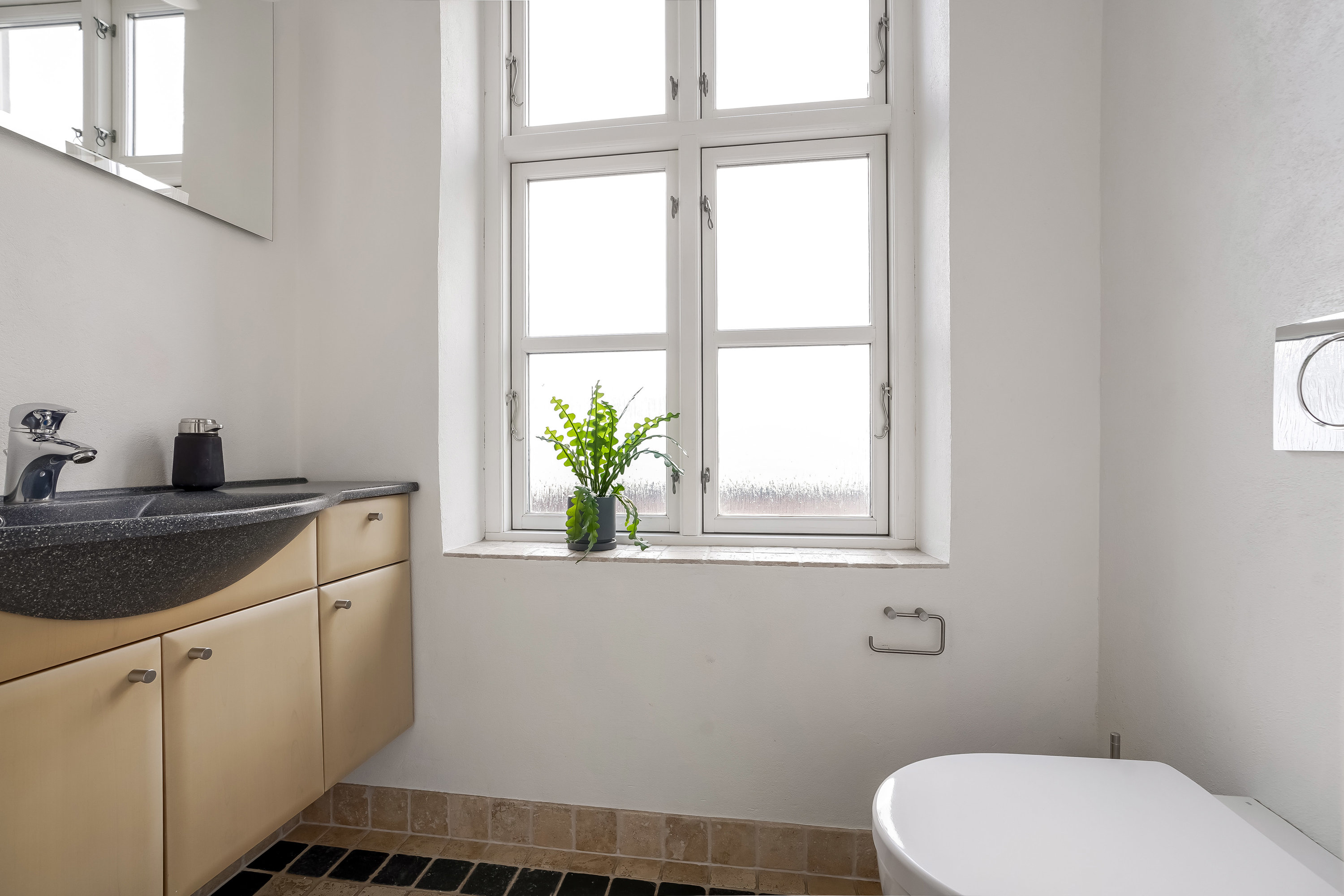 Fremhævet toilet billede i fuldskærmstilstand. Billede af Bogensevej 8, 5500 Middelfart