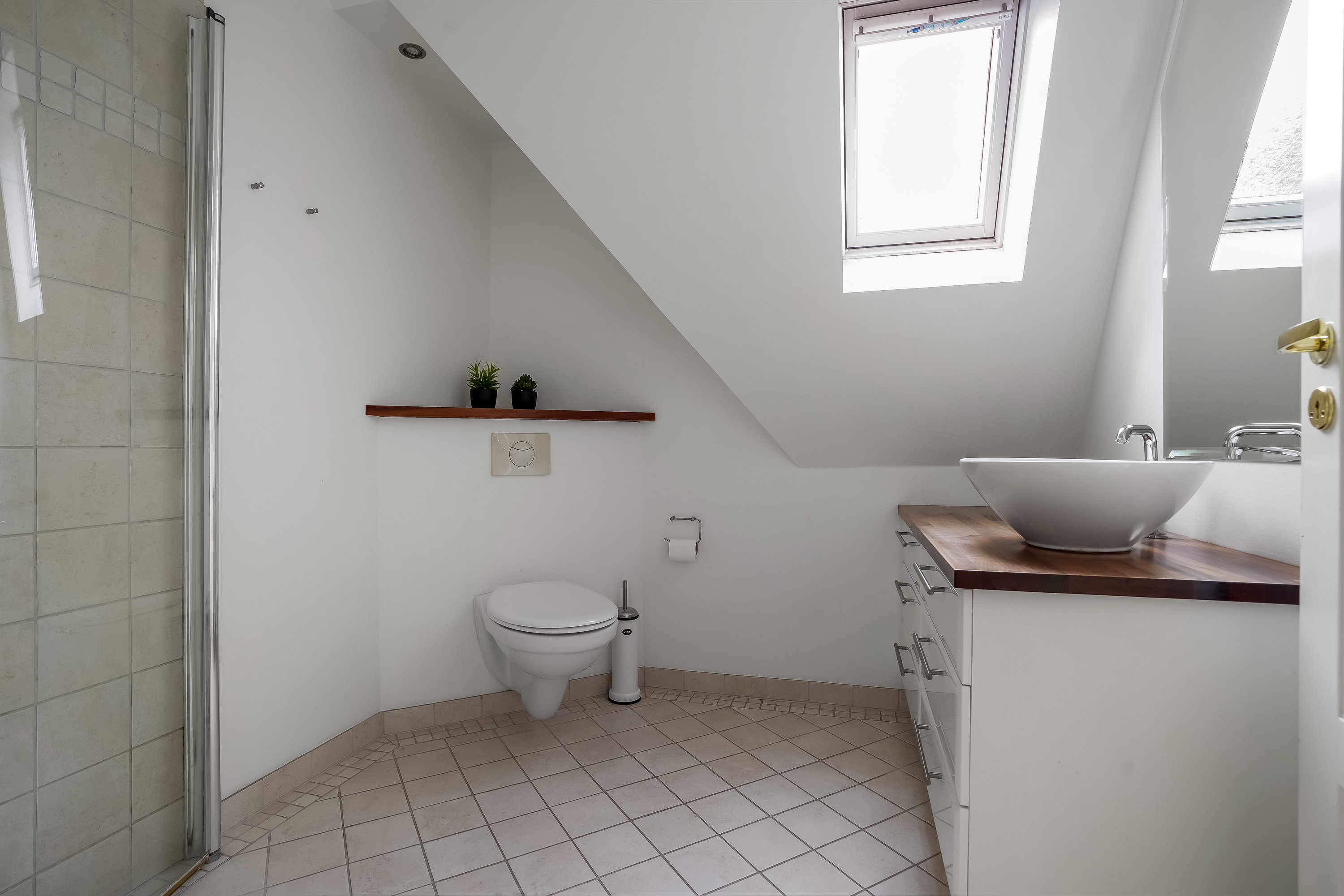 Fremhævet toilet billede i fuldskærmstilstand. Billede af Bogensevej 8, 5500 Middelfart