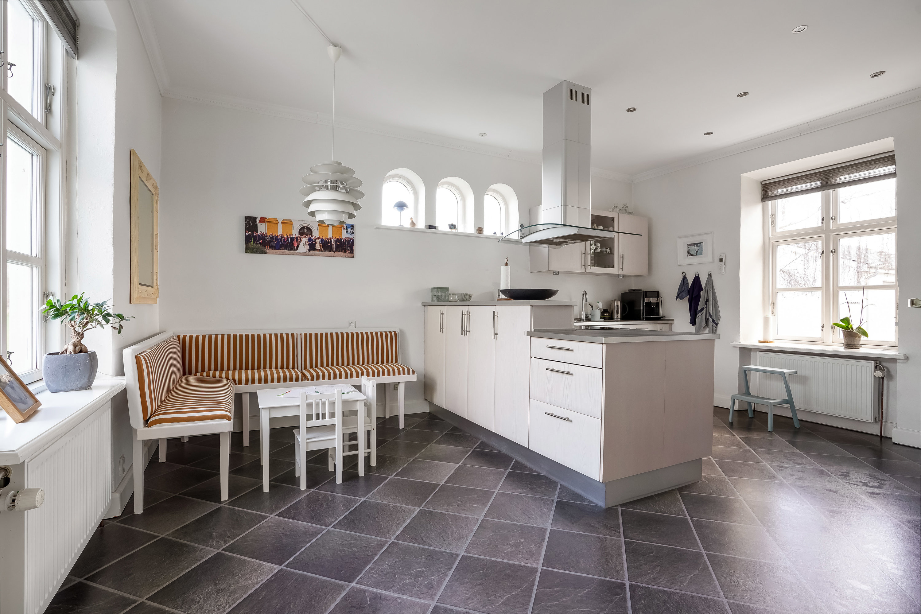 Fremhævet stue billede i fuldskærmstilstand. Billede af Bogensevej 8, 5500 Middelfart