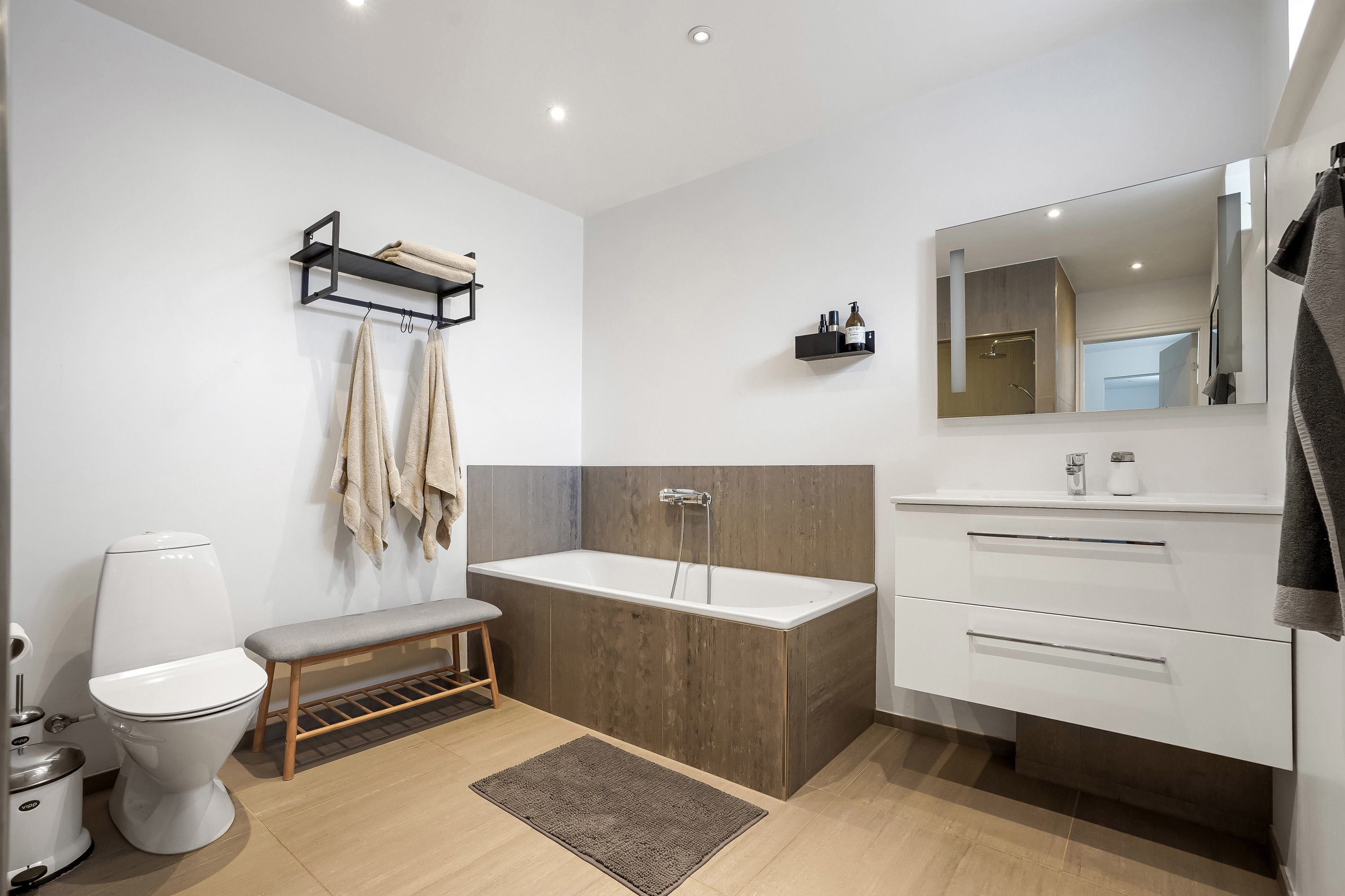 Fremhævet badeværelse billede i fuldskærmstilstand. Billede af Bogensevej 8, 5500 Middelfart