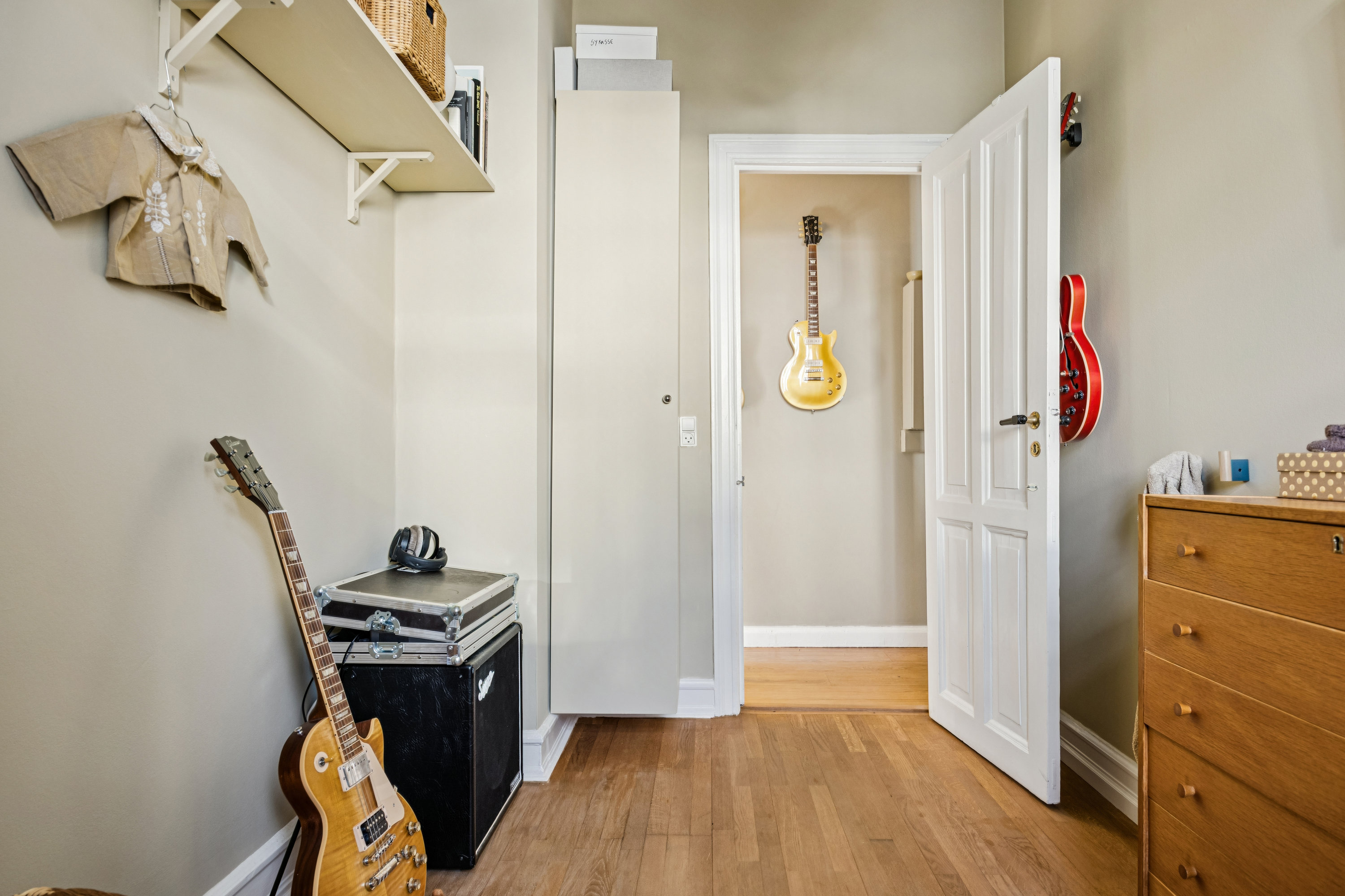 Fremhævet  billede i fuldskærmstilstand. Billede af Adolph Steens Alle 5, 3. th., 1971 Frederiksberg C