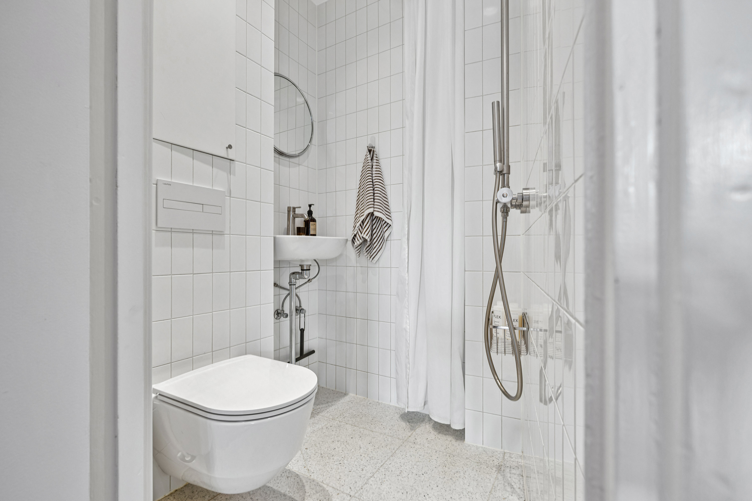 Fremhævet  billede i fuldskærmstilstand. Billede af Adolph Steens Alle 5, 3. th., 1971 Frederiksberg C