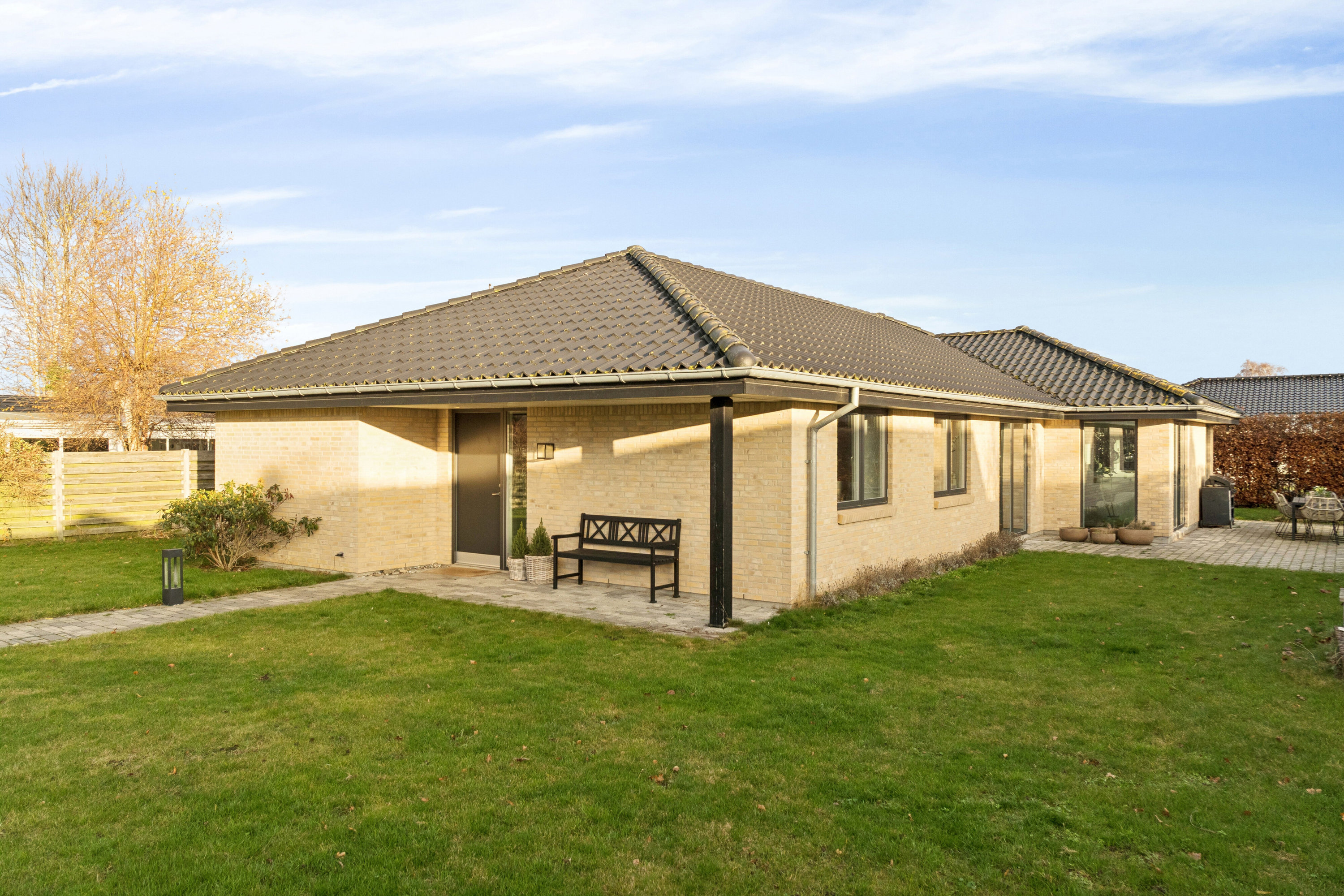 Fremhævet set fra haven billede i fuldskærmstilstand. Billede af Sommervej 13, 4040 Jyllinge