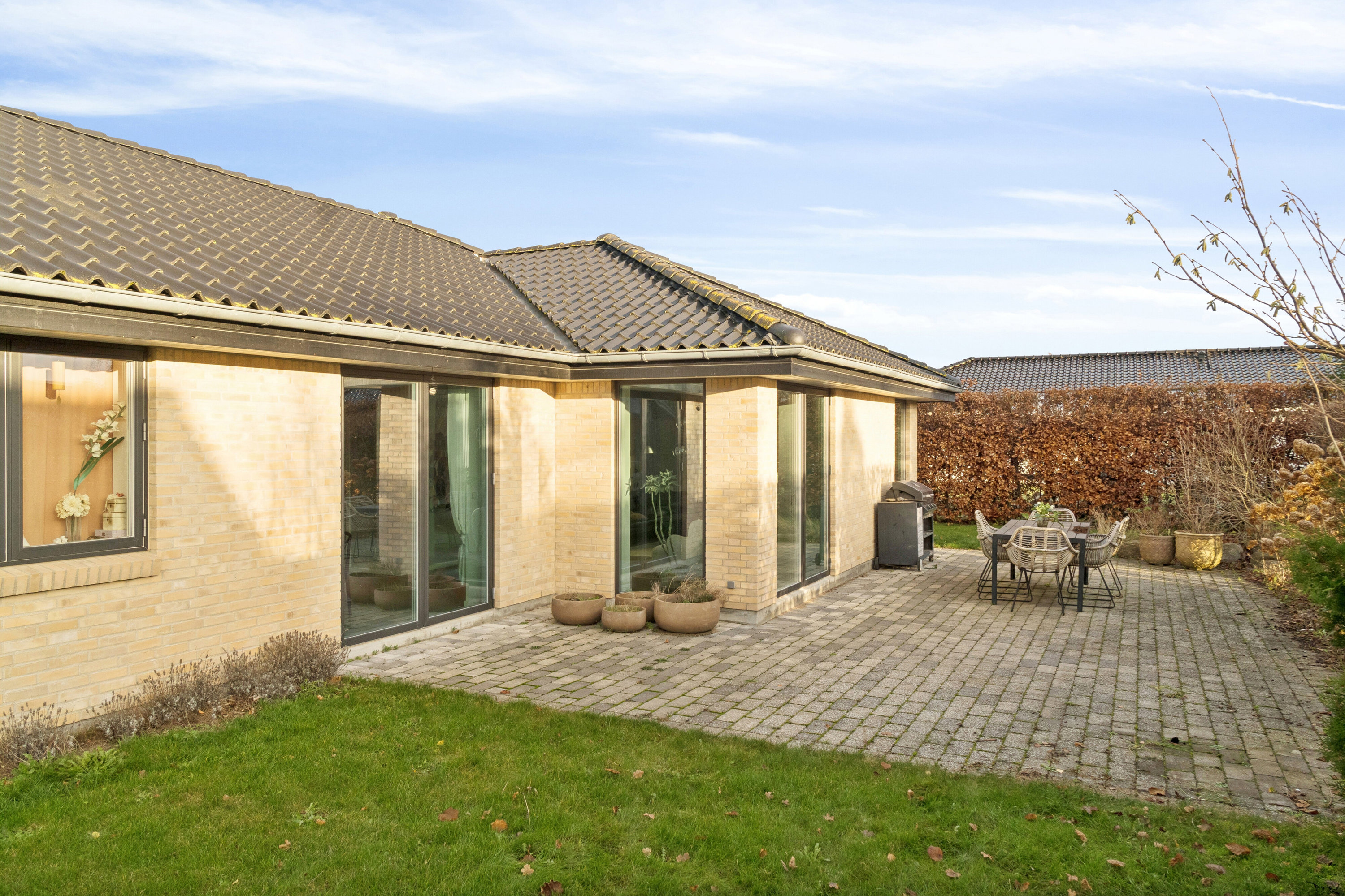 Fremhævet set fra haven billede i fuldskærmstilstand. Billede af Sommervej 13, 4040 Jyllinge