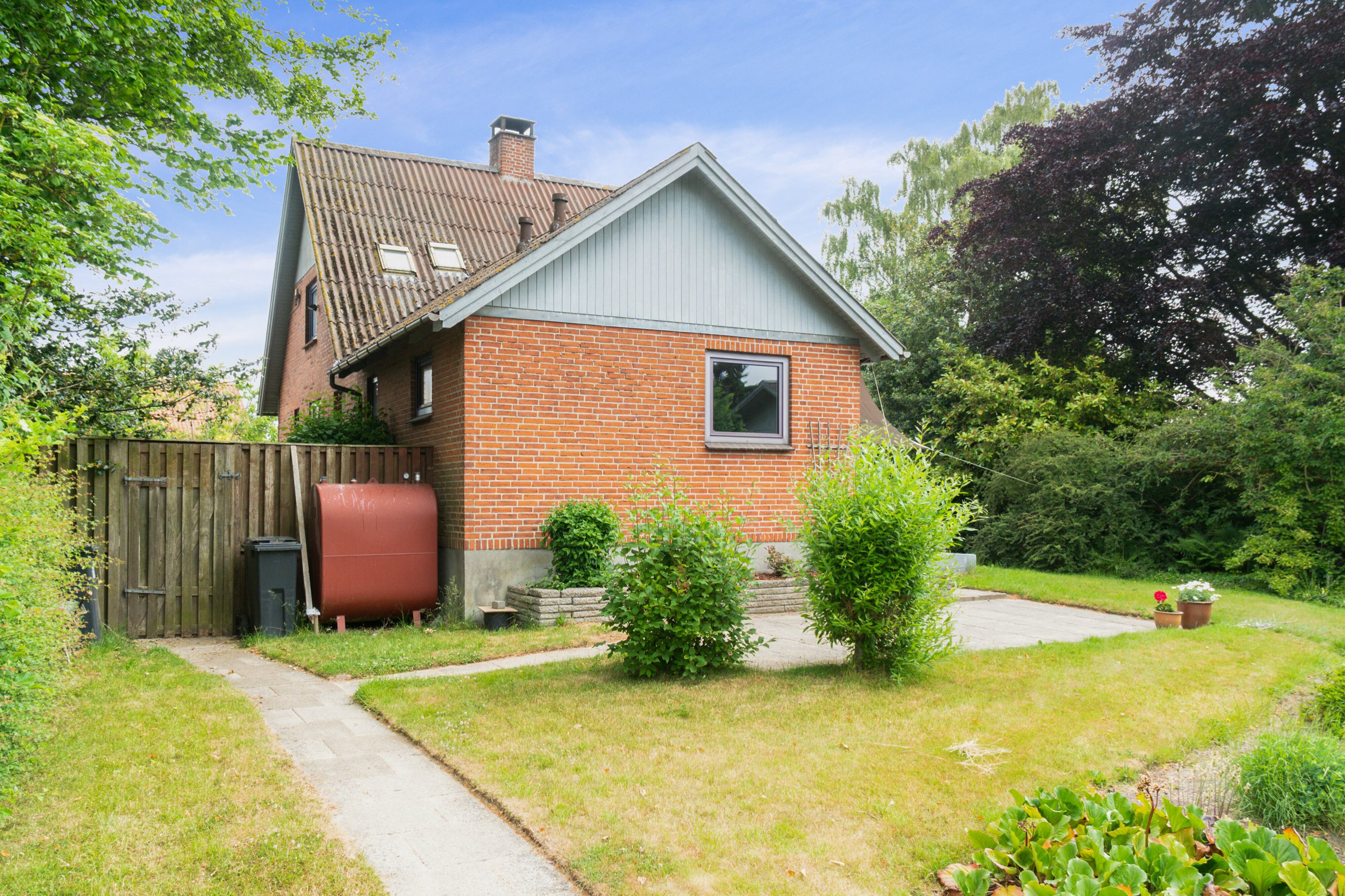 Fremhævet set fra haven billede i fuldskærmstilstand. Billede af Vestergårdsvej 4, Boulstrup, 8300 Odder