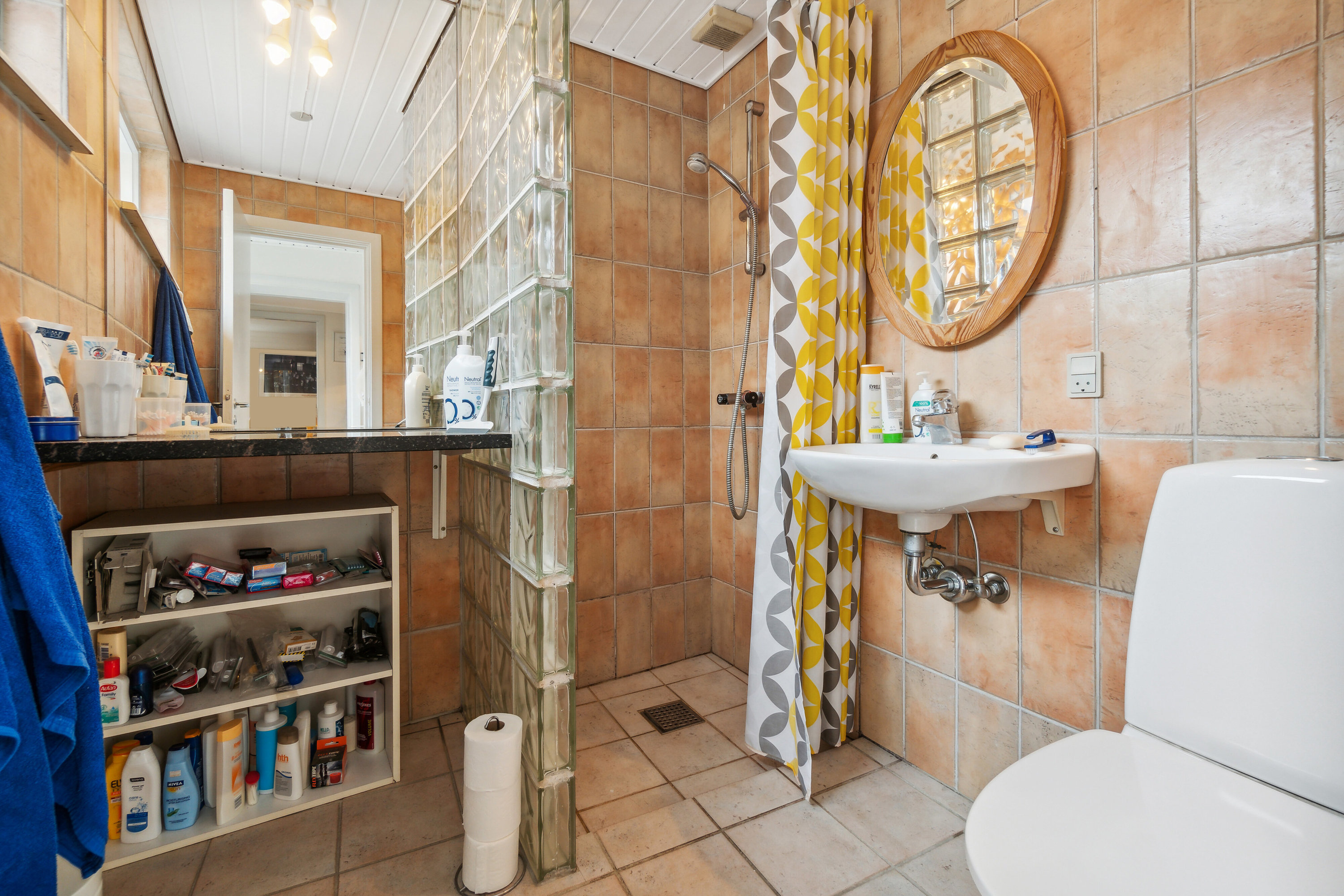 Fremhævet badeværelse billede i fuldskærmstilstand. Billede af Storegade 73A, 3700 Rønne