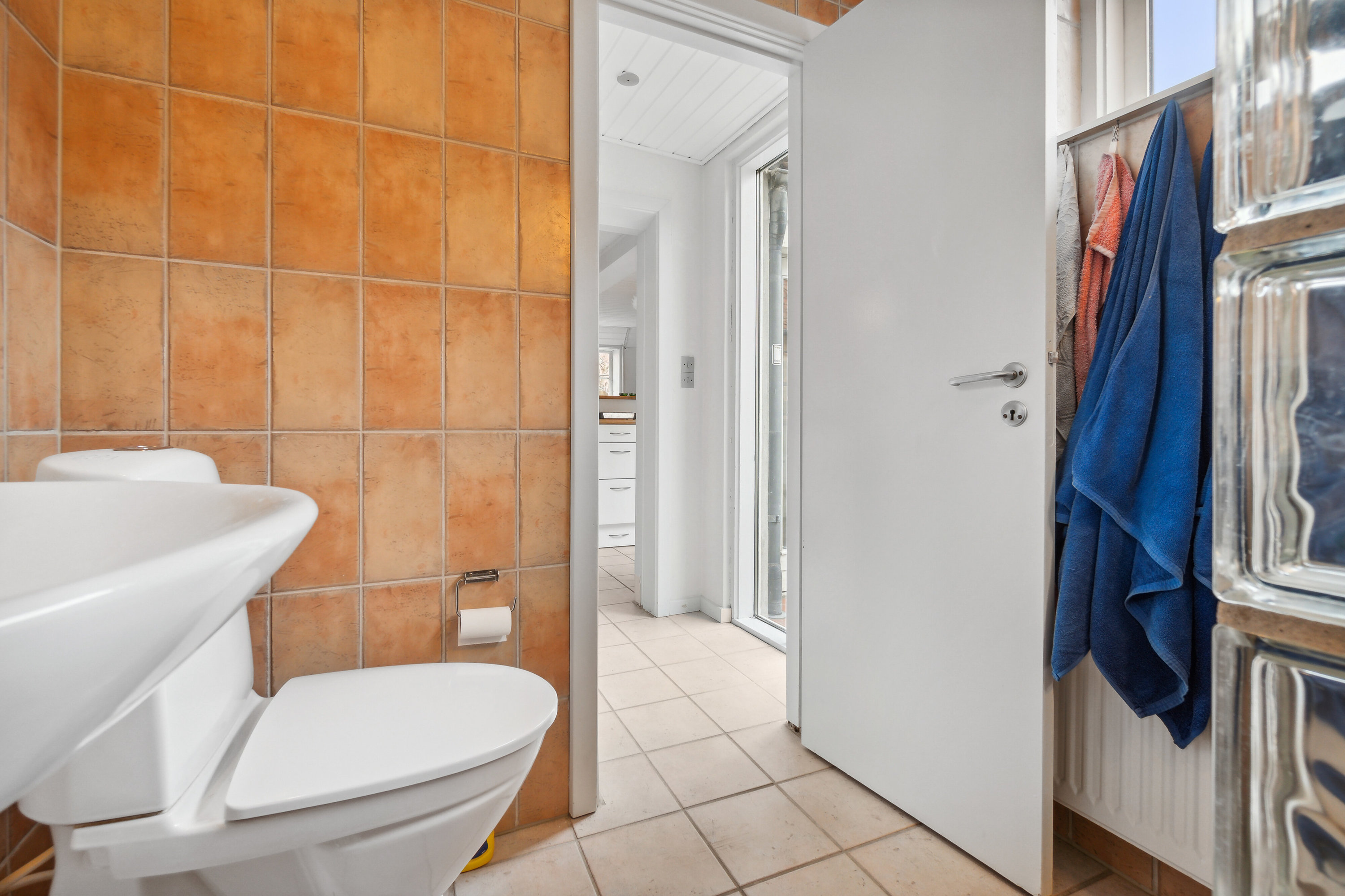 Fremhævet badeværelse billede i fuldskærmstilstand. Billede af Storegade 73A, 3700 Rønne