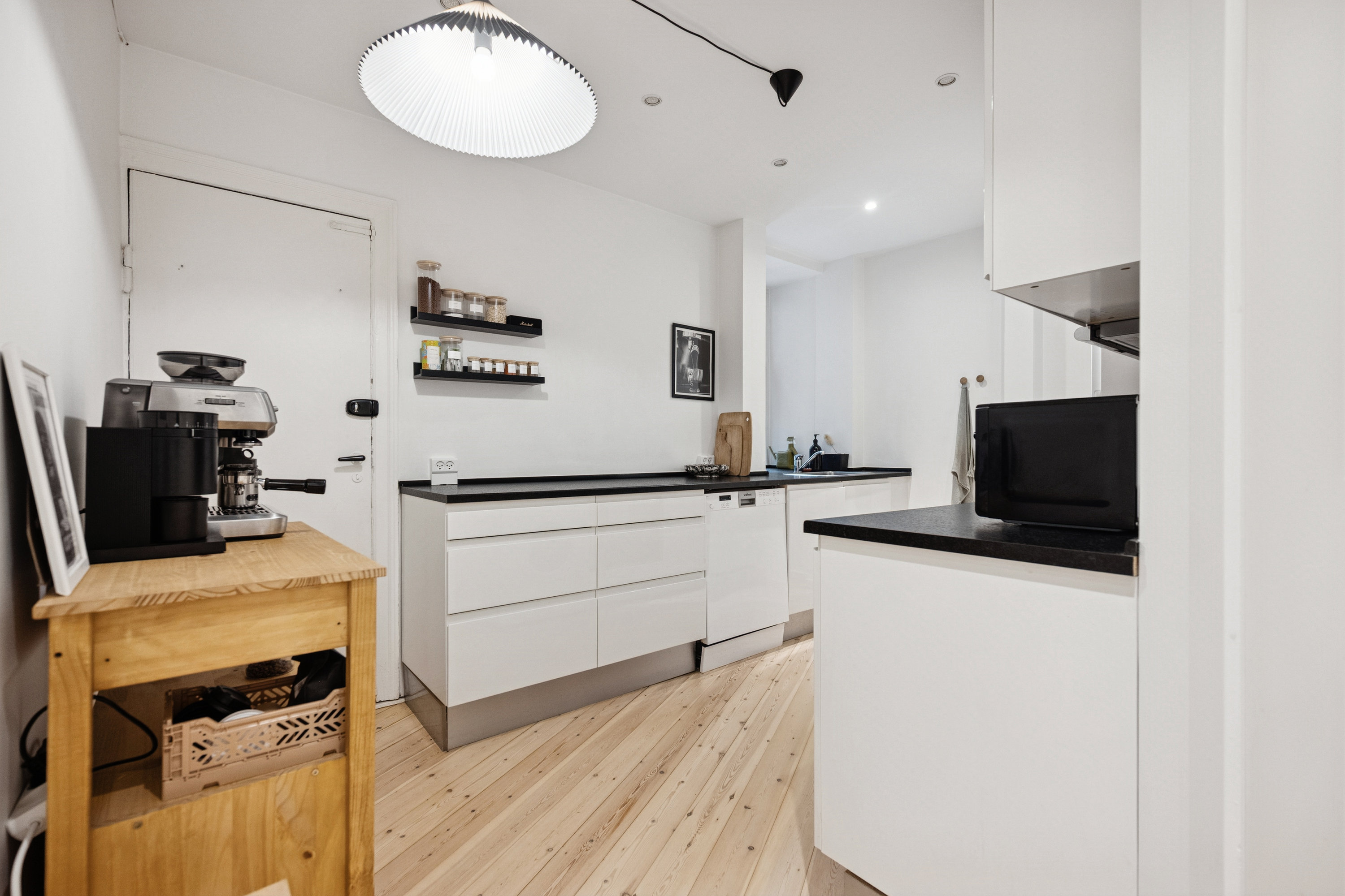 Fremhævet køkken billede i fuldskærmstilstand. Billede af Enghavevej 25, st.. th., 1674 København V