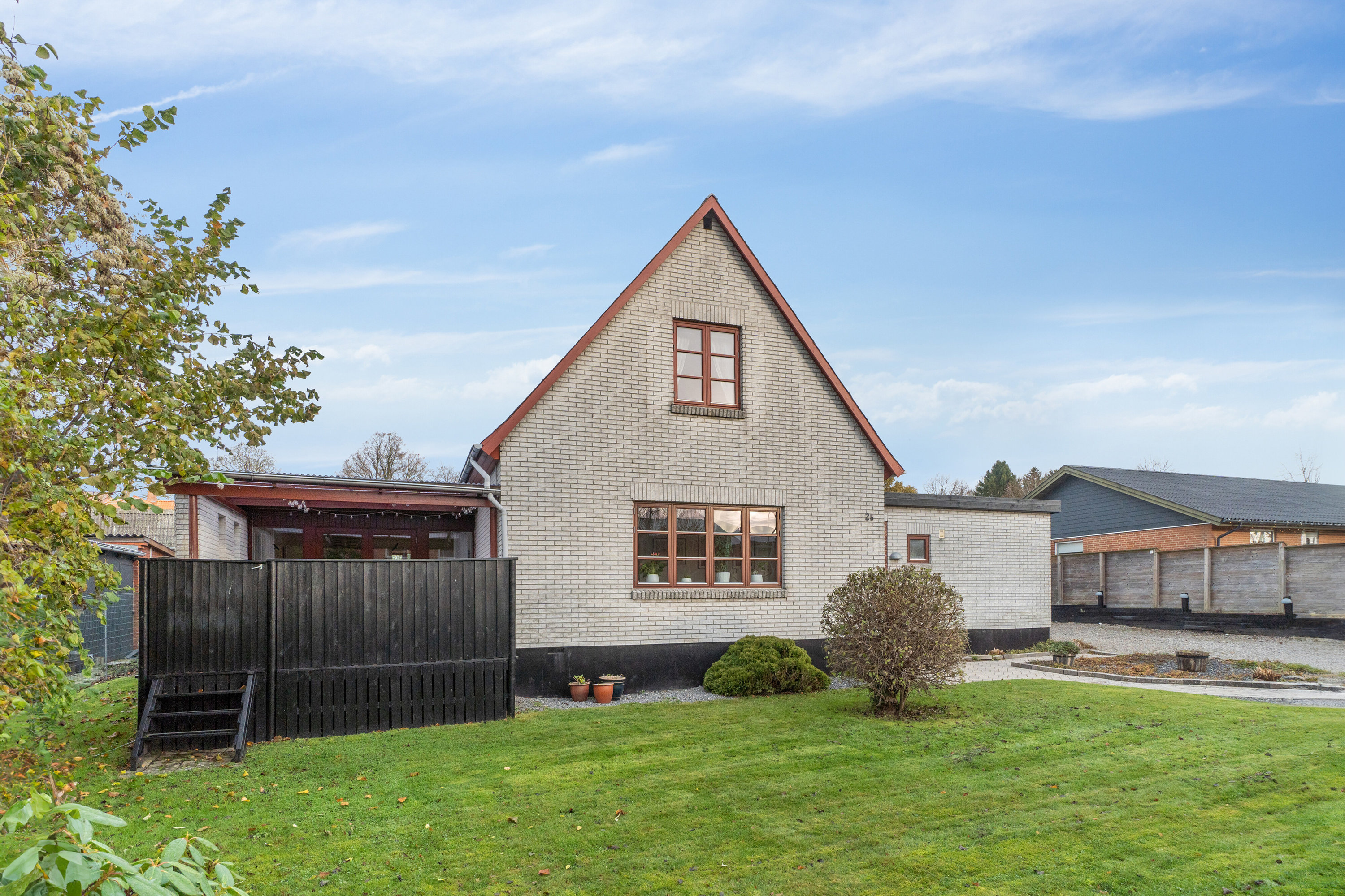 Fremhævet set fra haven billede i fuldskærmstilstand. Billede af Parkvej 2B, 4640 Faxe