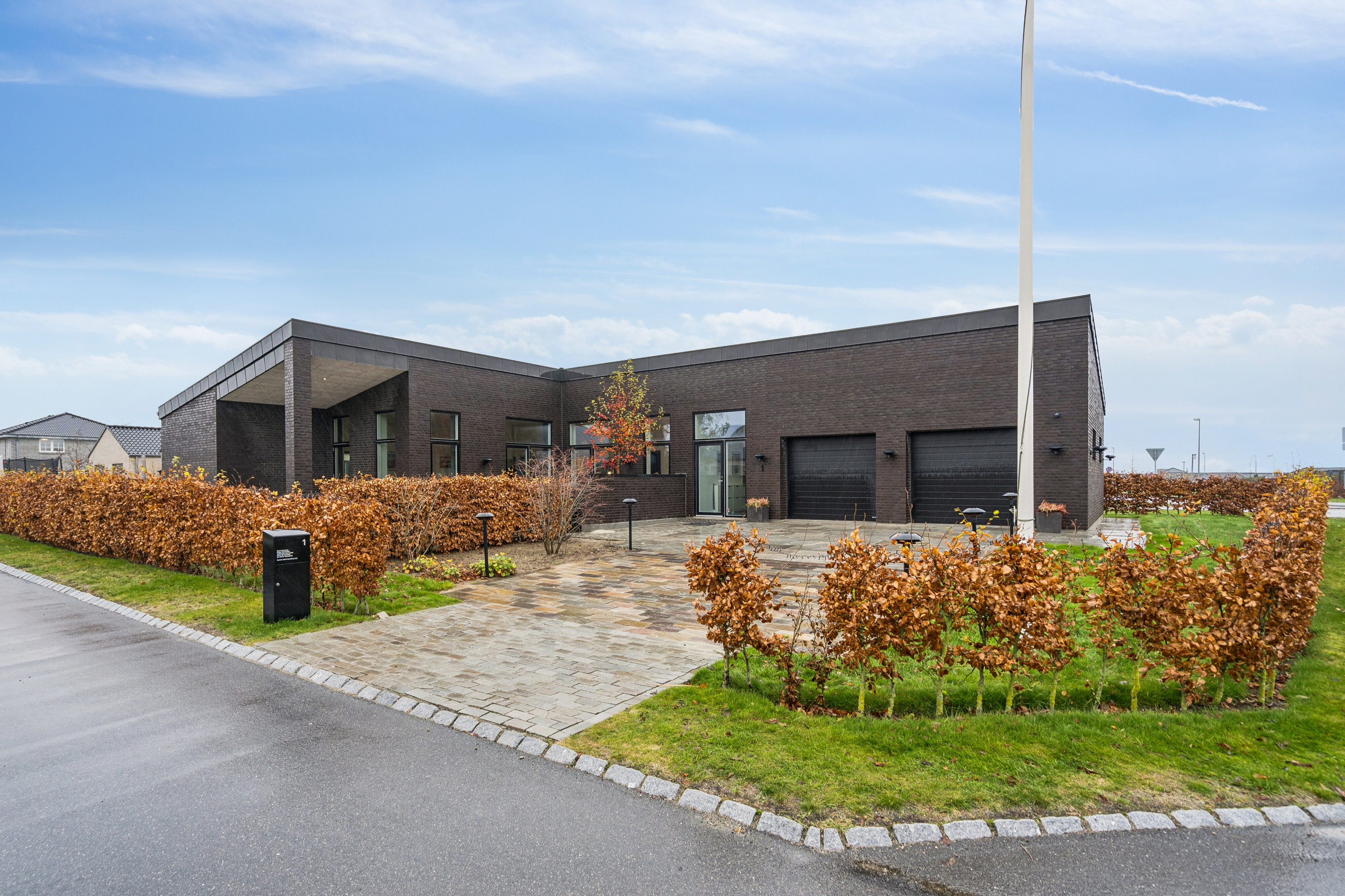 Villa: Set fra vejen på Hjortetakken 1, Bellinge, 5250 Odense SV