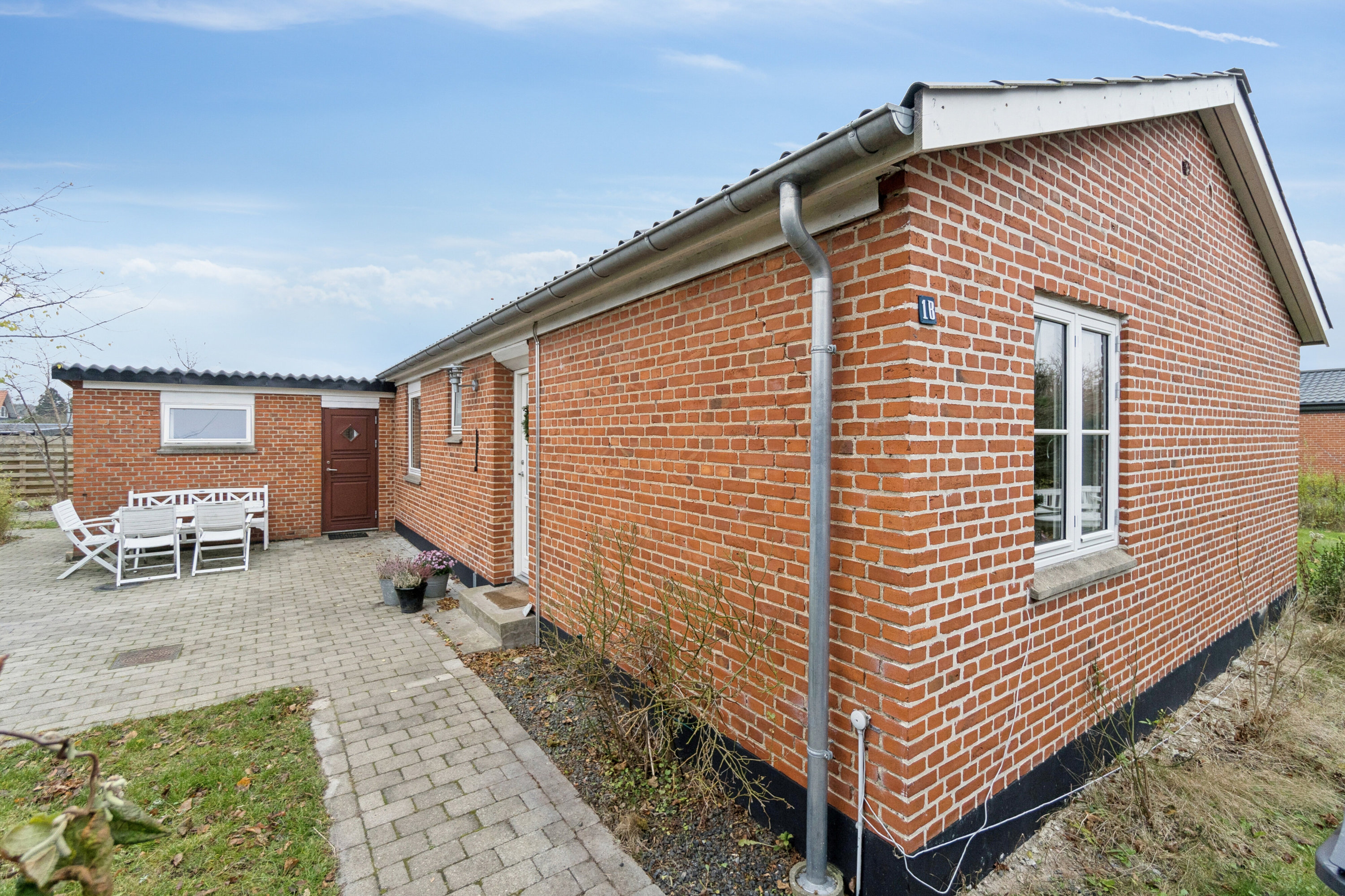 Fremhævet set fra haven billede i fuldskærmstilstand. Billede af Aavej 1B, 3300 Frederiksværk