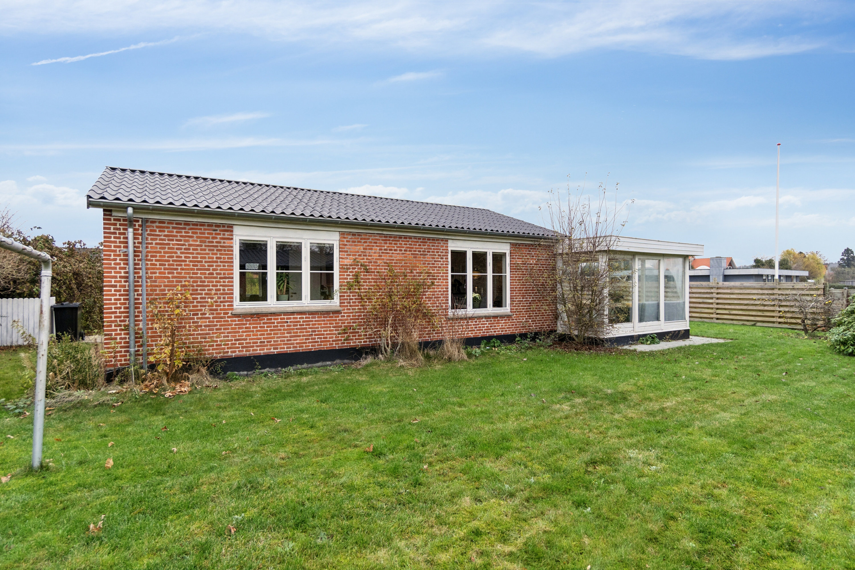 Fremhævet set fra haven billede i fuldskærmstilstand. Billede af Aavej 1B, 3300 Frederiksværk