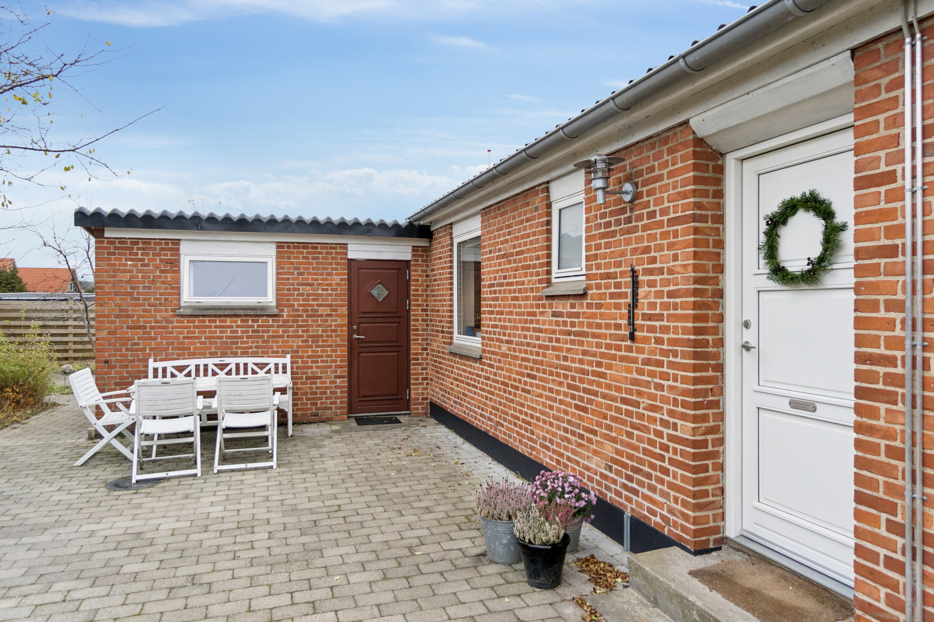 Miniaturebillede 2: set fra haven. Billede af Aavej 1B, 3300 Frederiksværk