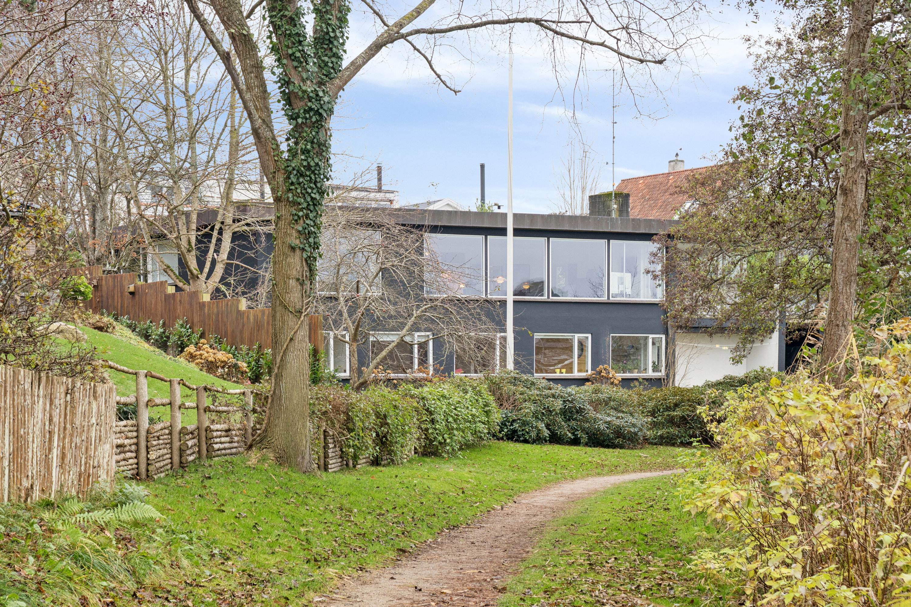 Fremhævet set fra haven billede i fuldskærmstilstand. Billede af Søvej 9, 3100 Hornbæk