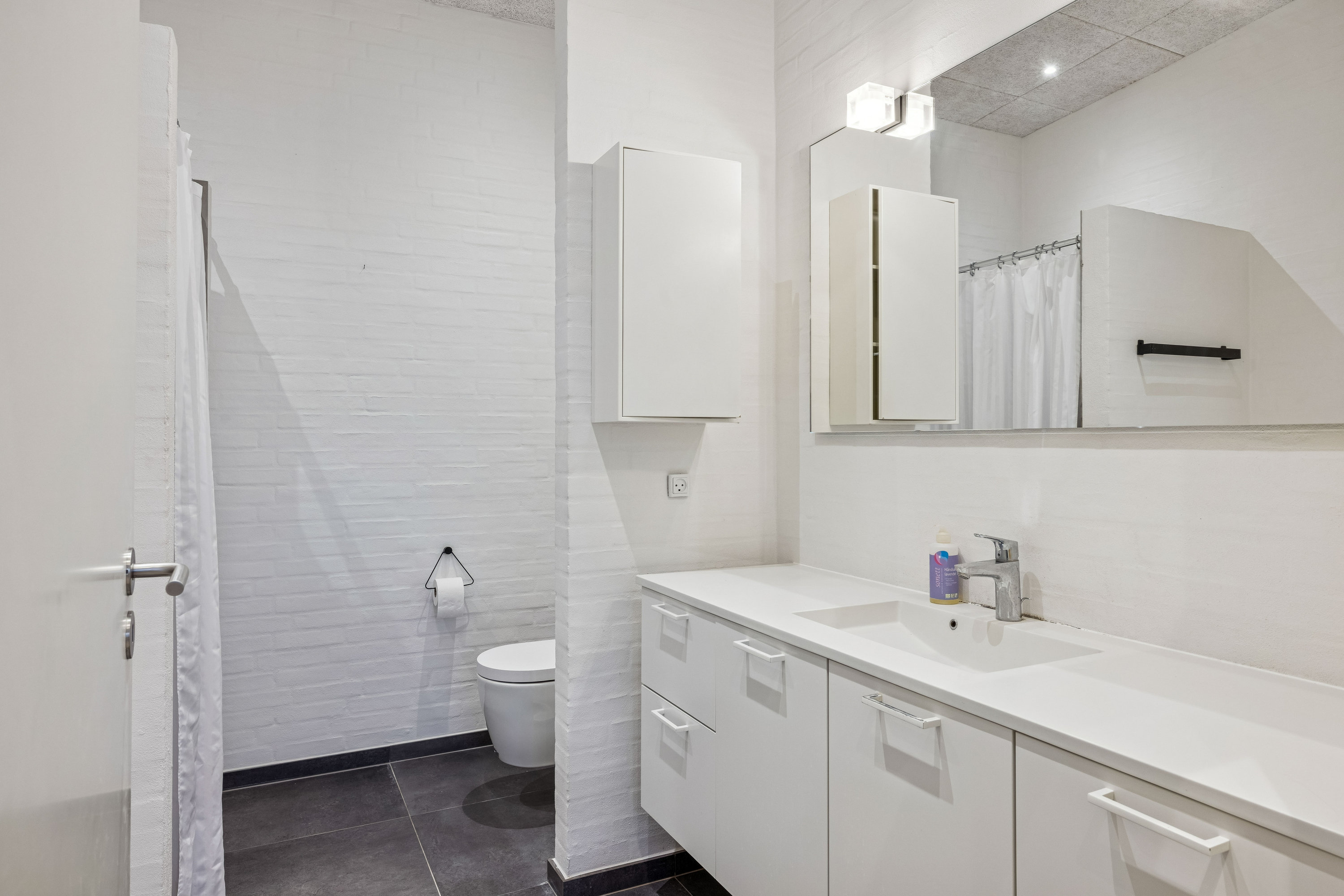 Fremhævet badeværelse billede i fuldskærmstilstand. Billede af Strandparken 6, 8410 Rønde