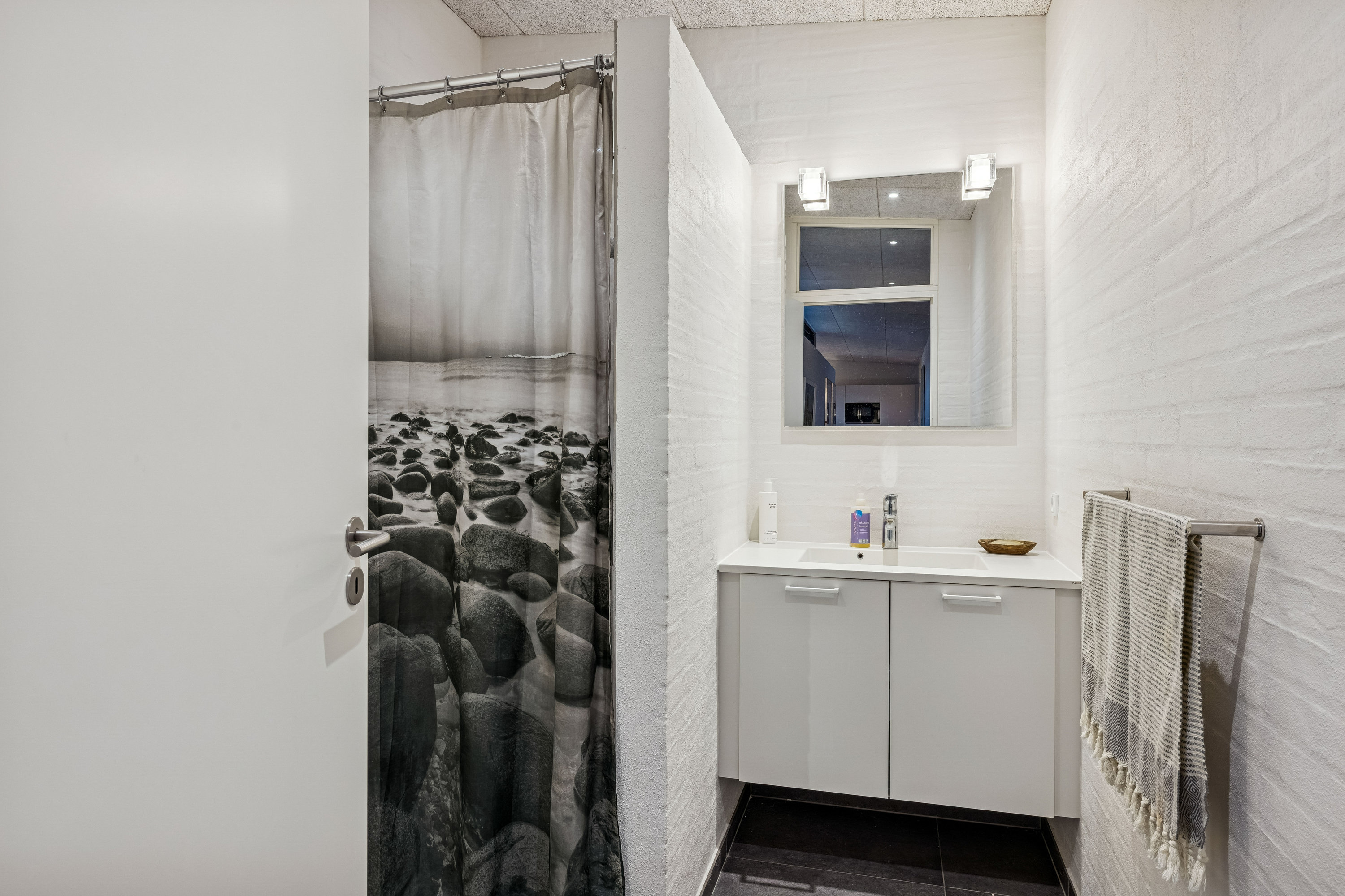 Fremhævet badeværelse billede i fuldskærmstilstand. Billede af Strandparken 6, 8410 Rønde