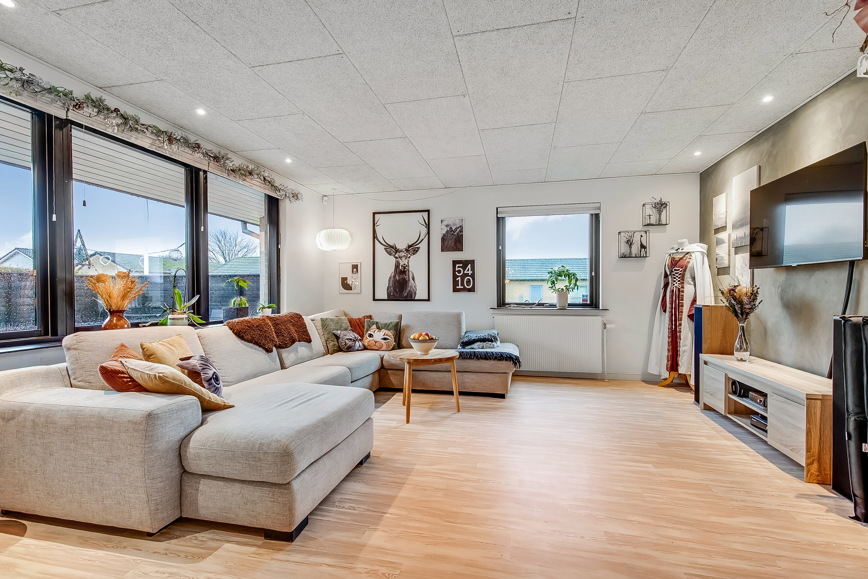 Fremhævet stue billede i fuldskærmstilstand. Billede af Skolevej 25, Ølholm, 7160 Tørring