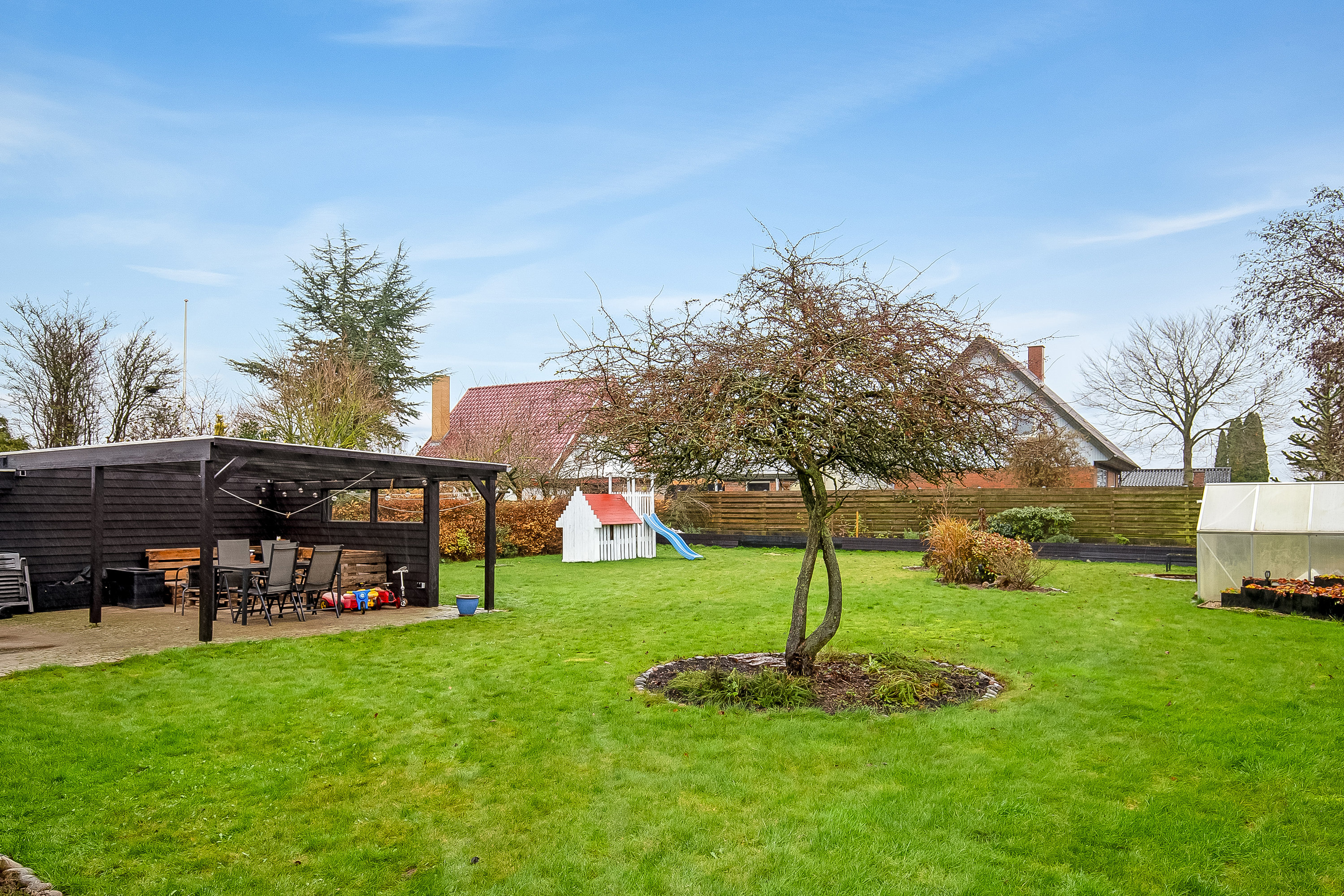 Fremhævet have billede i fuldskærmstilstand. Billede af Skolevej 25, Ølholm, 7160 Tørring