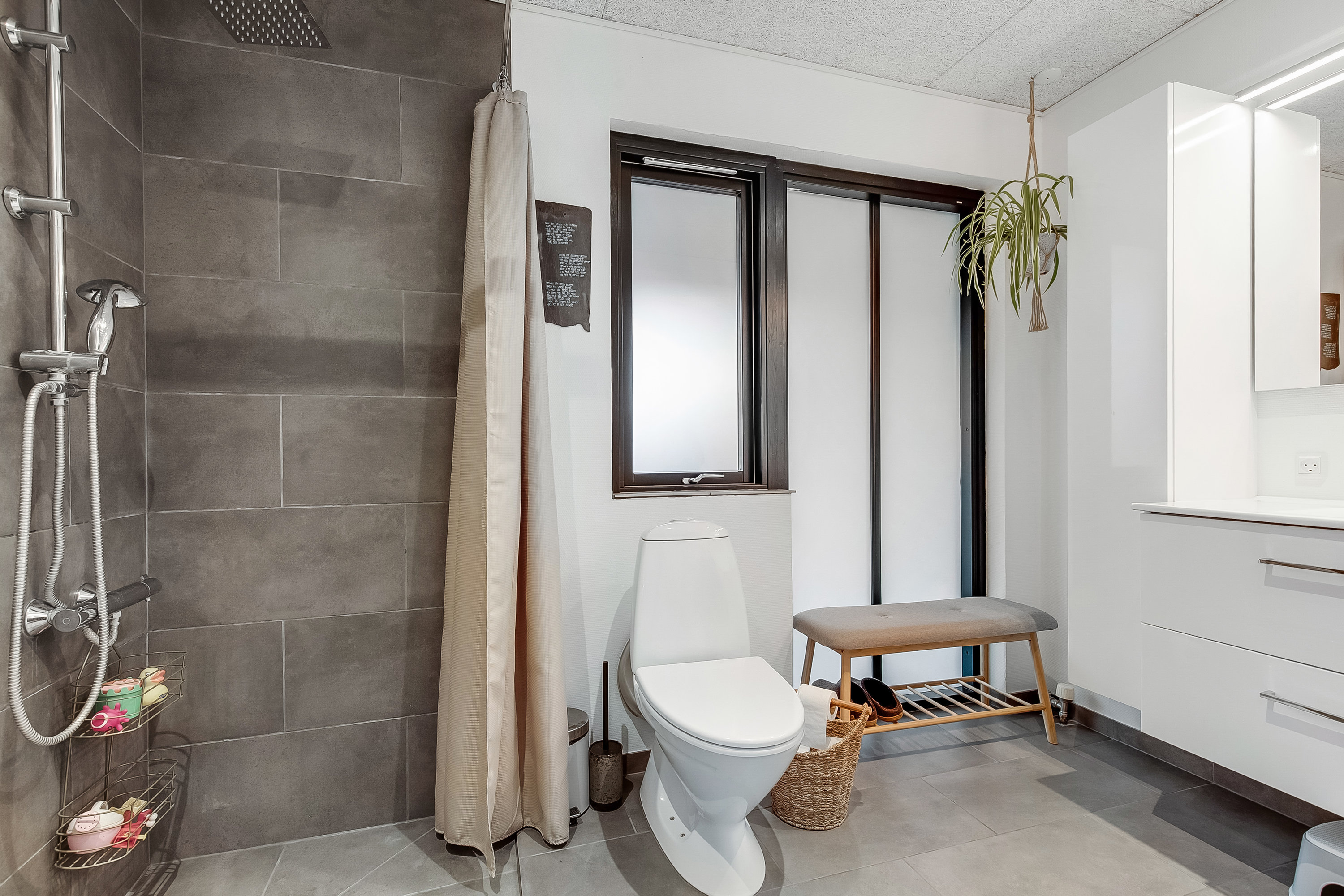 Fremhævet badeværelse billede i fuldskærmstilstand. Billede af Skolevej 25, Ølholm, 7160 Tørring