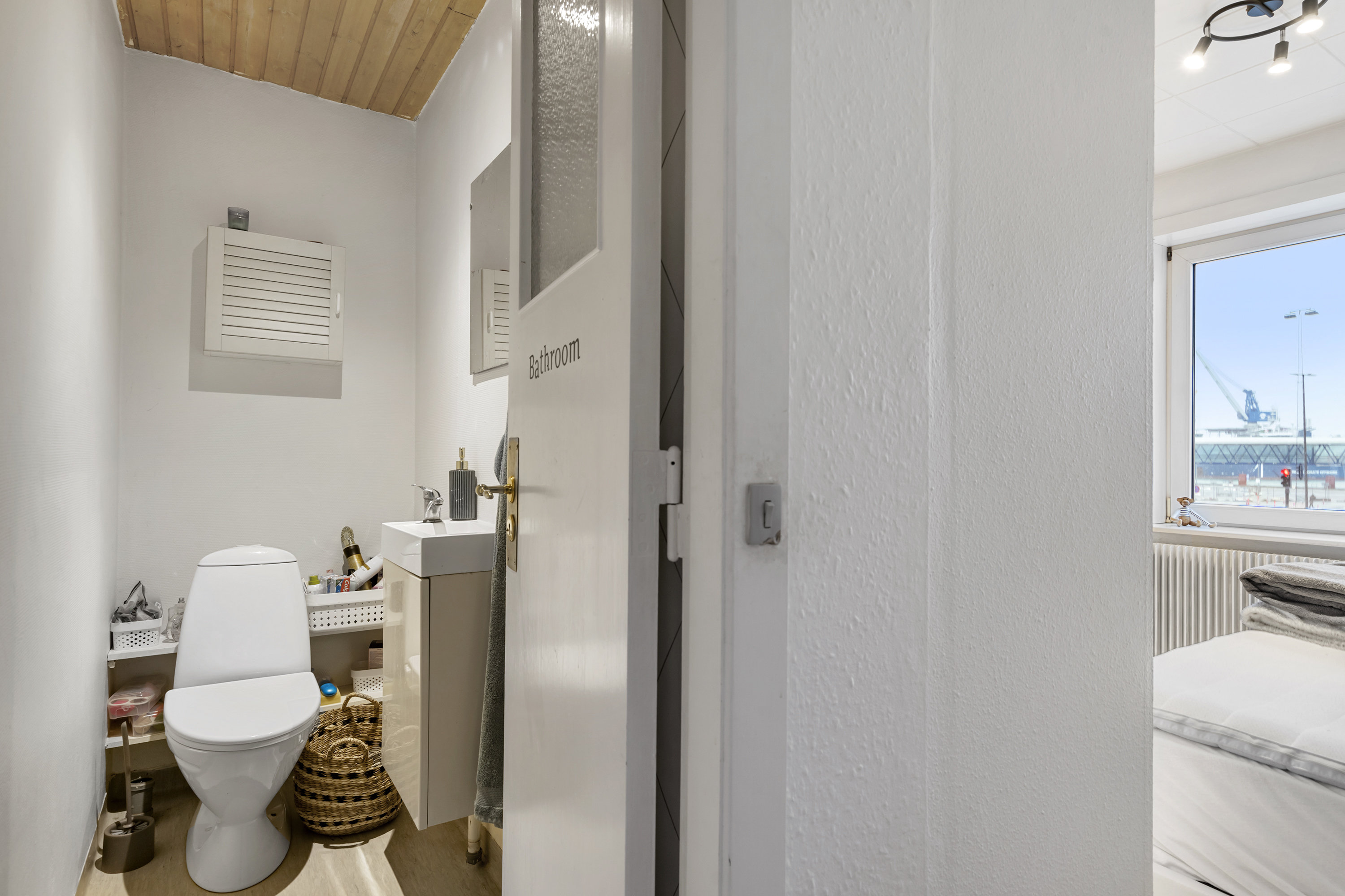 Fremhævet toilet billede i fuldskærmstilstand. Billede af Bovinsgade 2, 9900 Frederikshavn