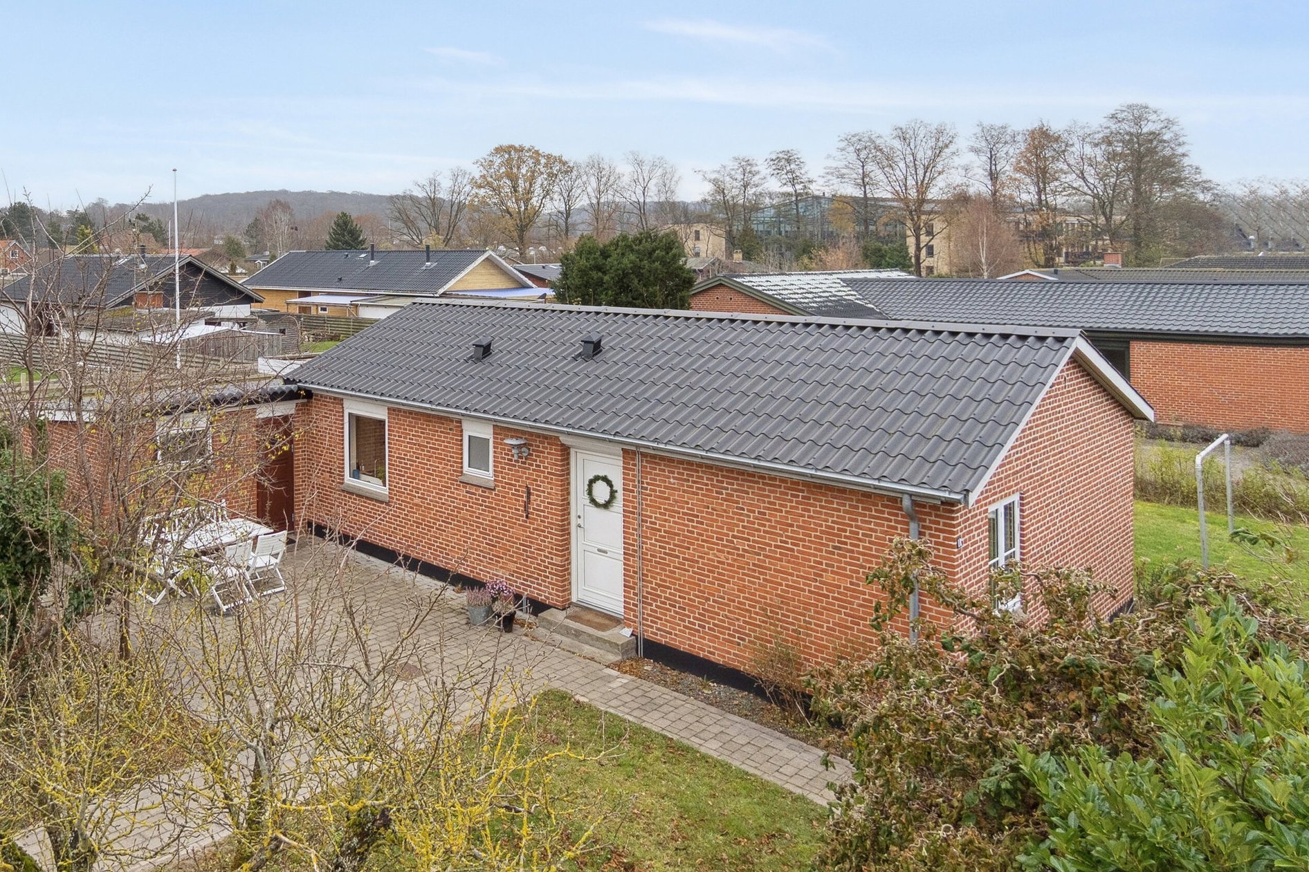 Fremhævet set fra haven billede i fuldskærmstilstand. Billede af Aavej 1B, 3300 Frederiksværk