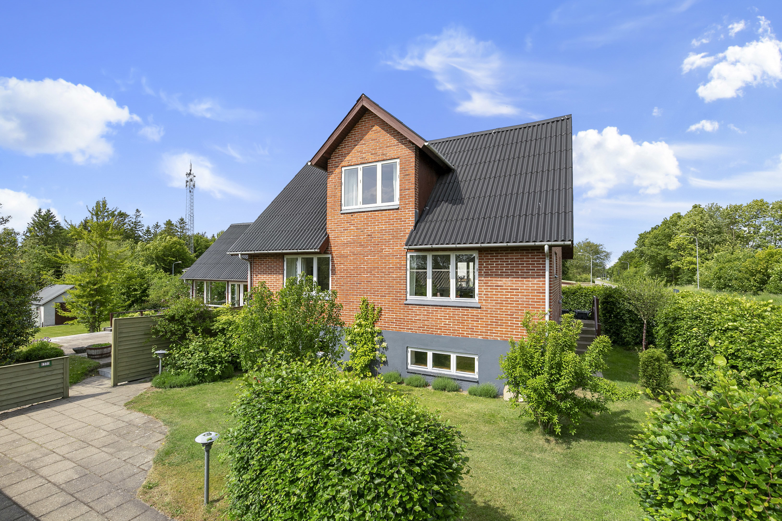 Fremhævet facade billede i fuldskærmstilstand. Billede af Brøndumvej 33, 9690 Fjerritslev