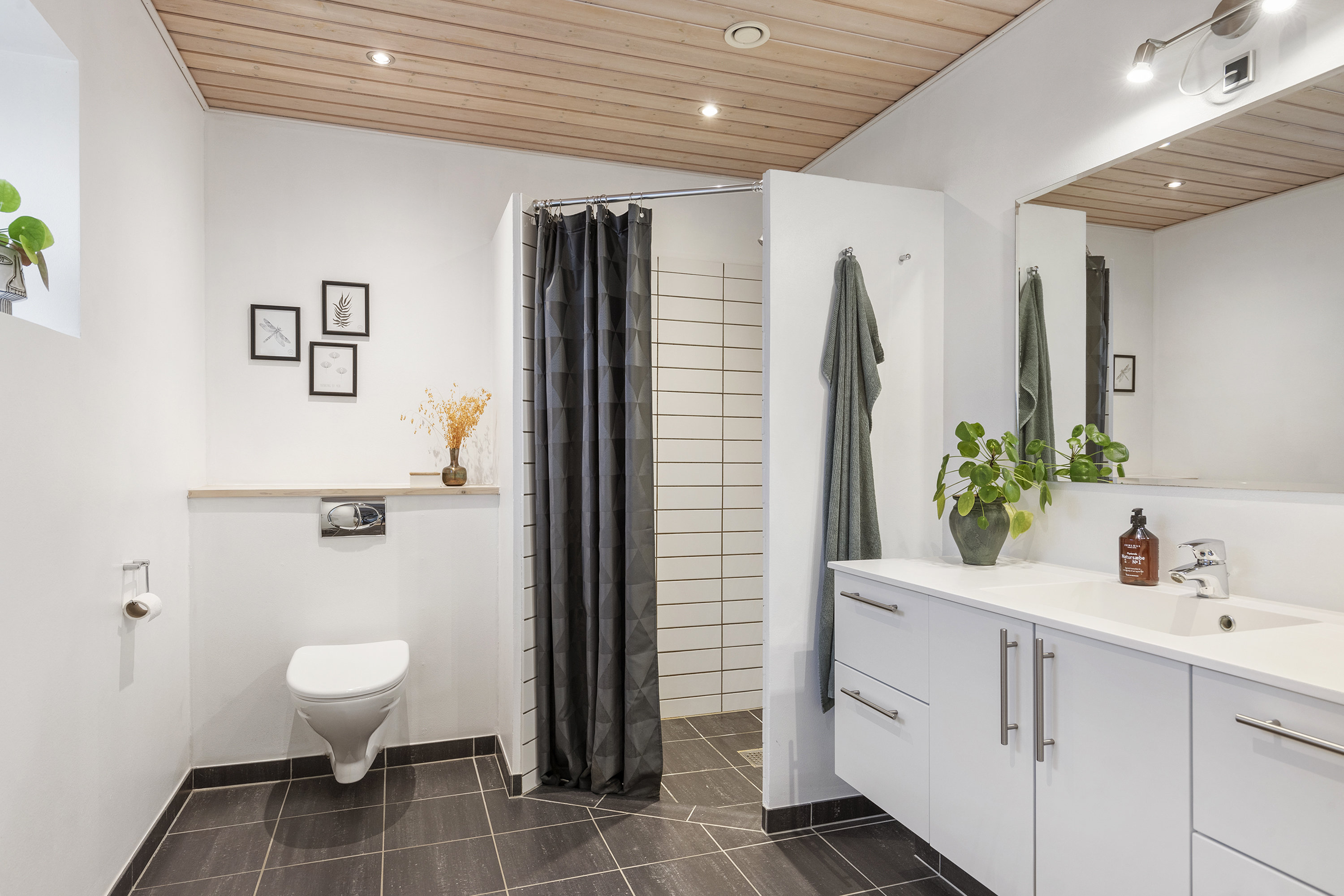 Fremhævet badeværelse billede i fuldskærmstilstand. Billede af Ådalen 539, 9700 Brønderslev