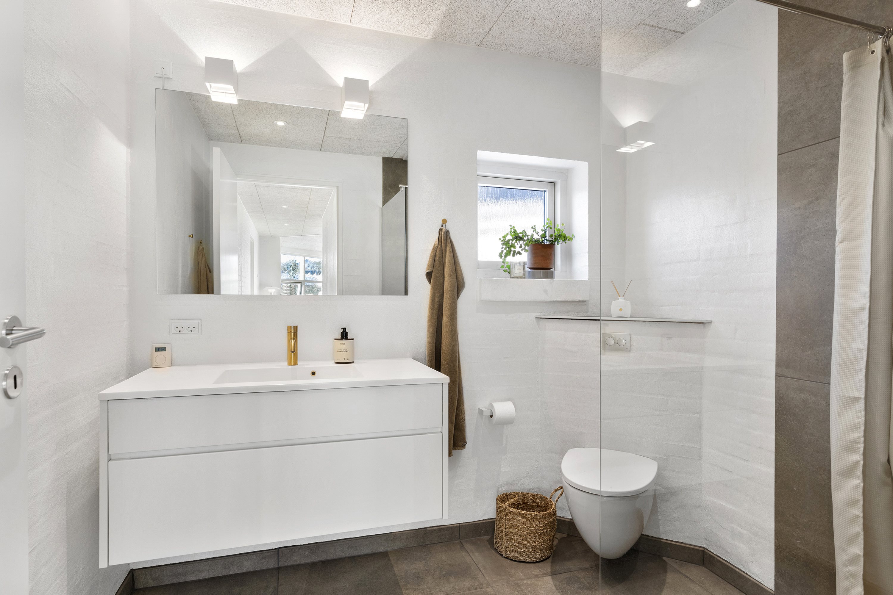 Fremhævet badeværelse billede i fuldskærmstilstand. Billede af Dalhøjen 72, 9690 Fjerritslev