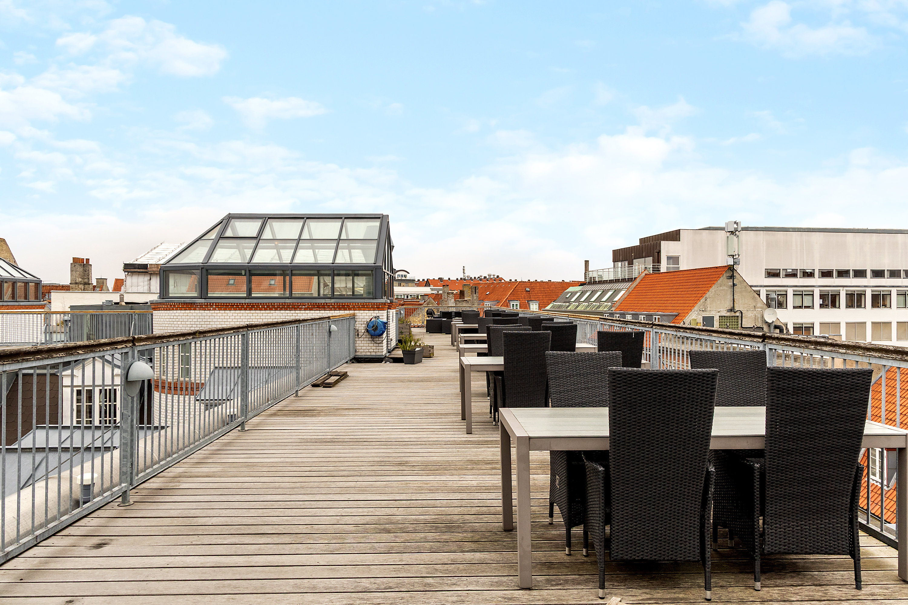 Fremhævet tagterrasse billede i fuldskærmstilstand. Billede af Silkegade 17, 2. th., 1113 København K