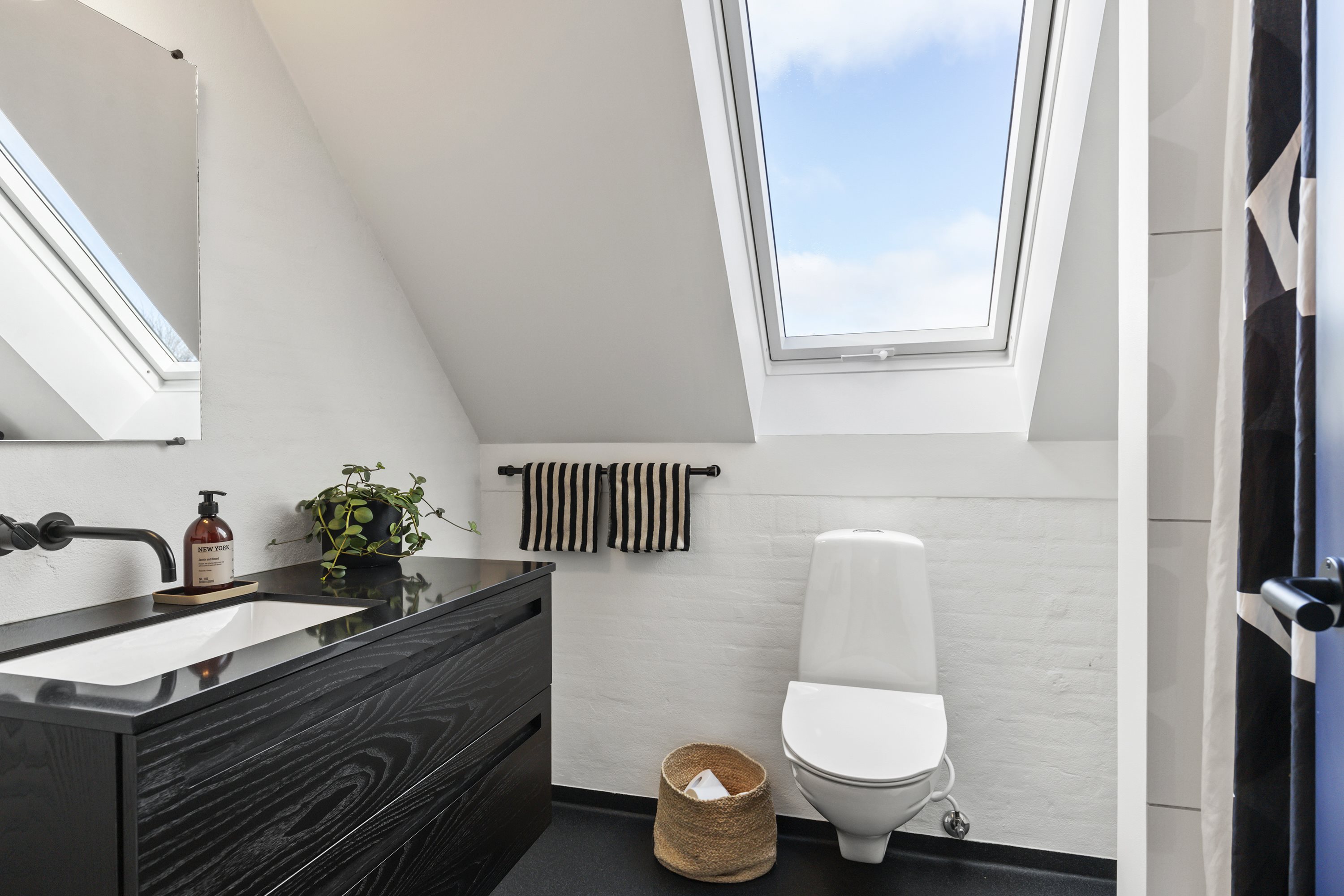 Fremhævet badeværelse billede i fuldskærmstilstand. Billede af Rugmarken 126, 9690 Fjerritslev