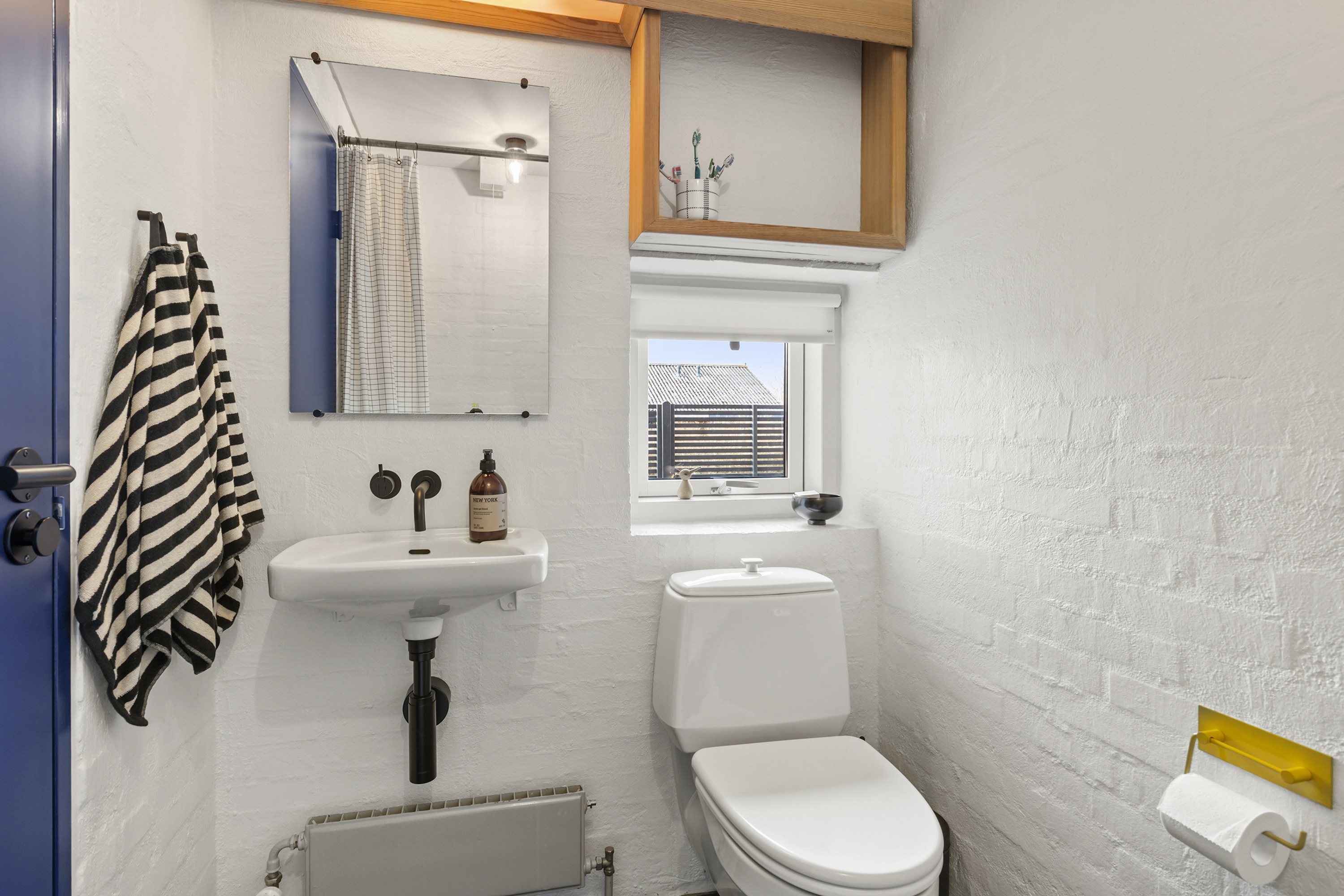 Fremhævet toilet billede i fuldskærmstilstand. Billede af Rugmarken 126, 9690 Fjerritslev