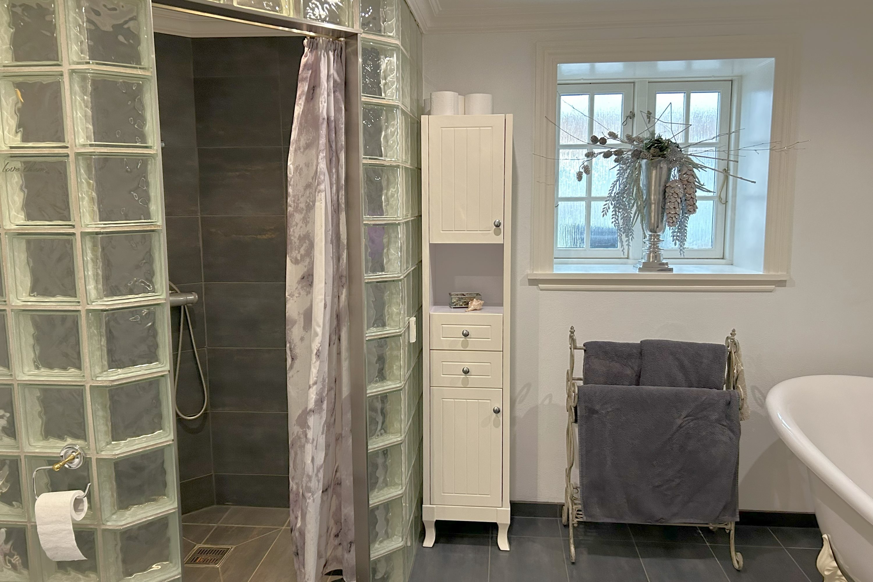 Fremhævet badeværelse billede i fuldskærmstilstand. Billede af Vestergaardsvej 9, 9690 Fjerritslev