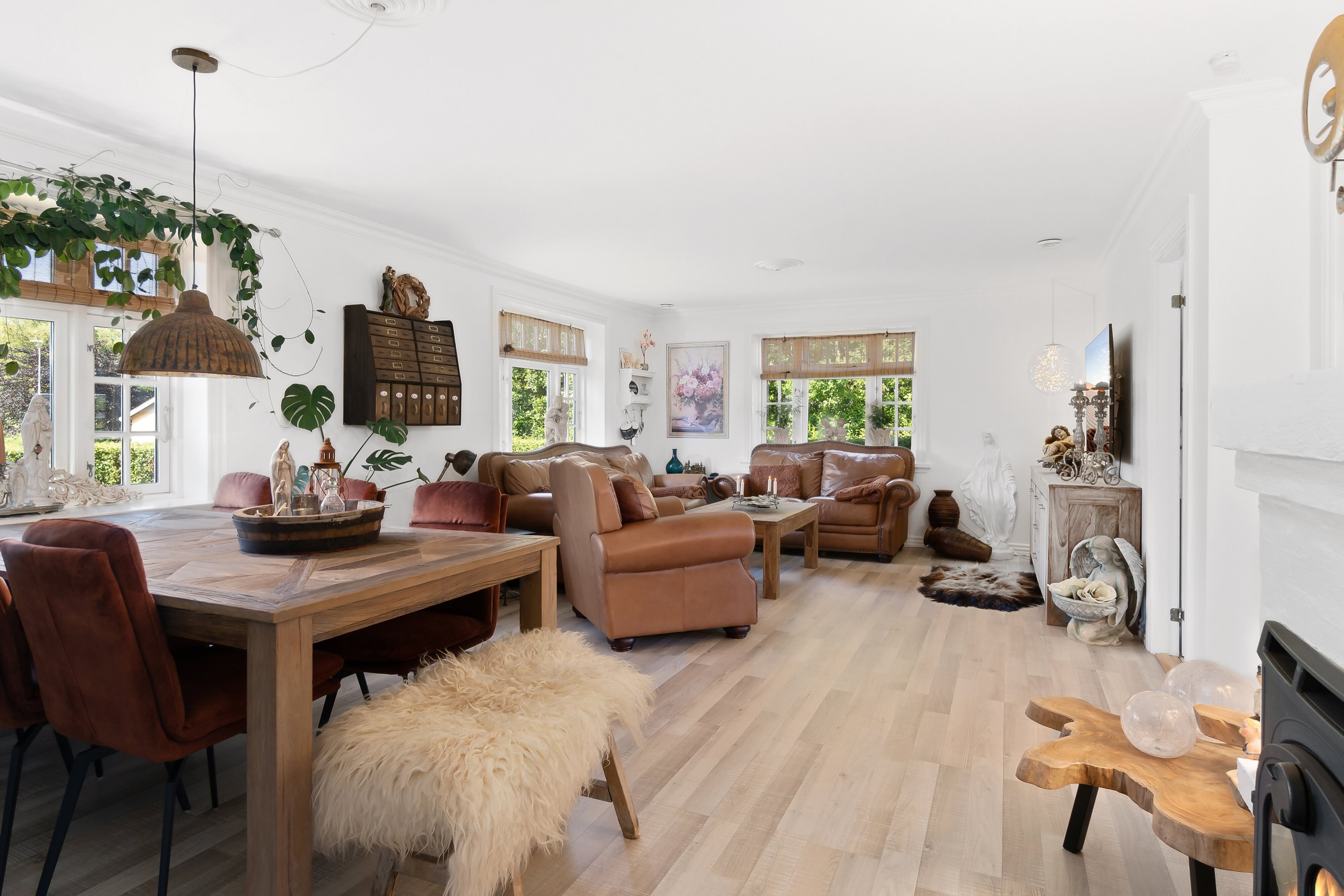 Fremhævet stue billede i fuldskærmstilstand. Billede af Vestergaardsvej 9, 9690 Fjerritslev