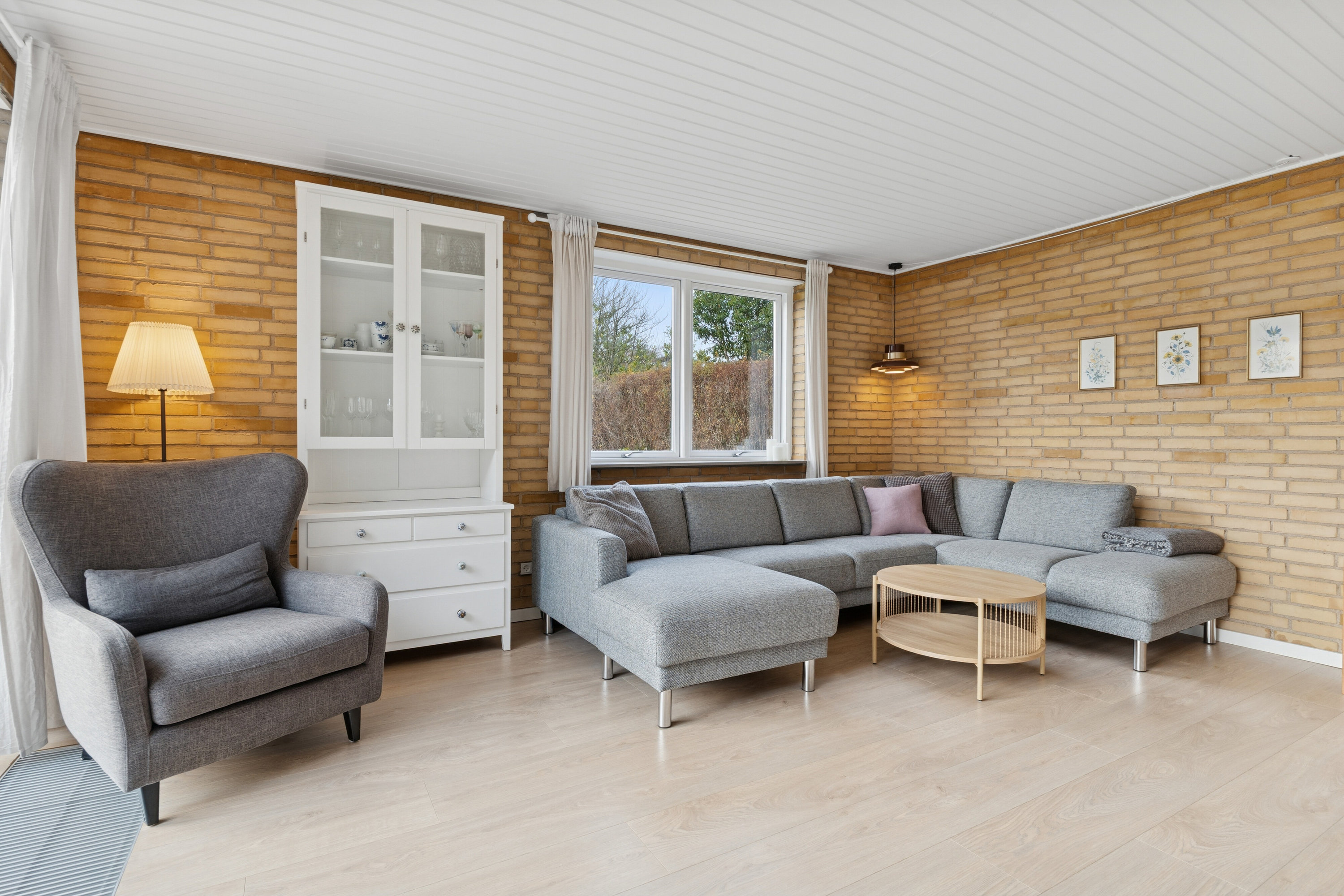 Fremhævet stue billede i fuldskærmstilstand. Billede af Fjordvænget 2, Kollund, 6340 Kruså