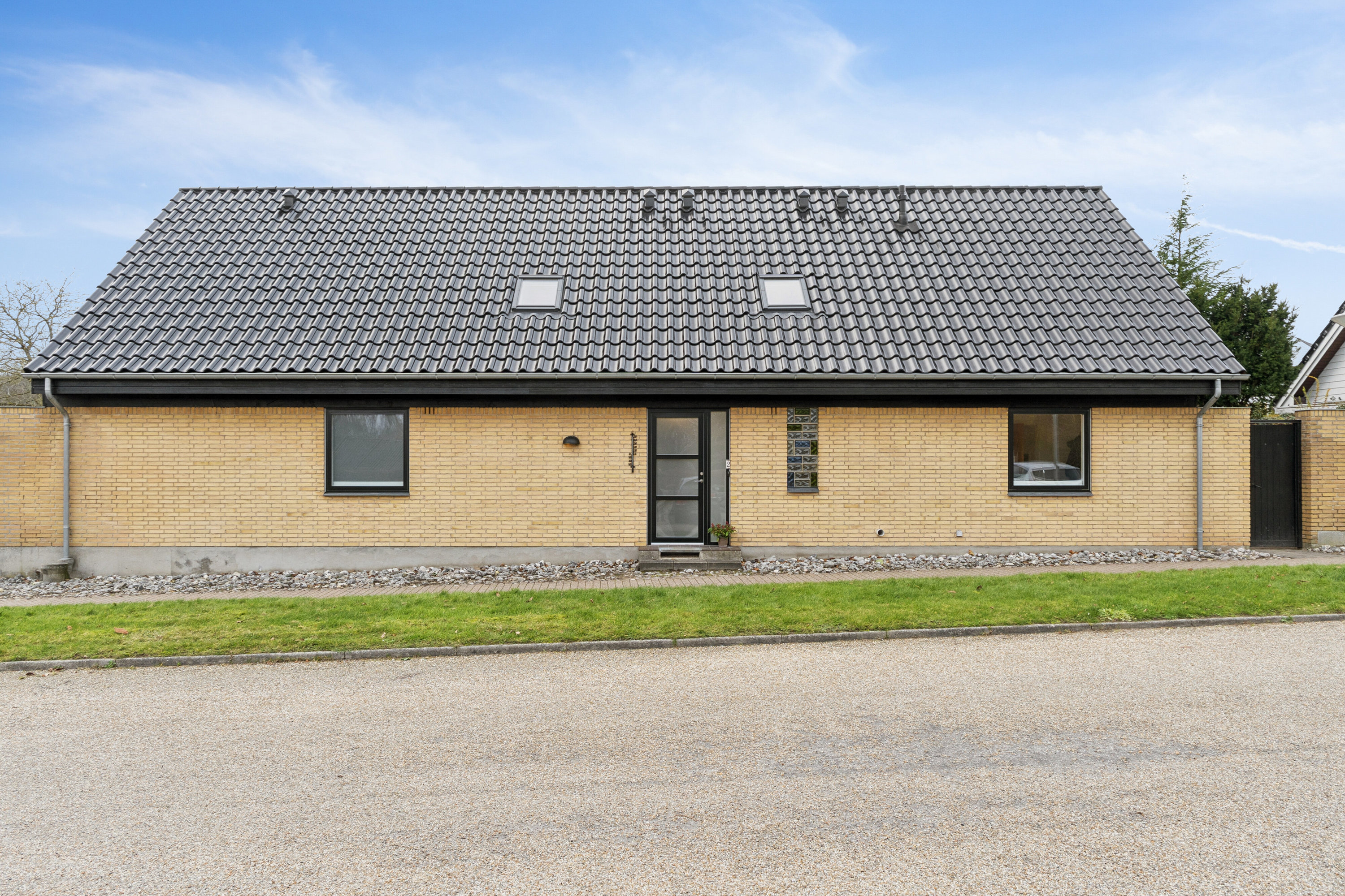 Fremhævet set fra vejen billede i fuldskærmstilstand. Billede af Fjordvænget 2, Kollund, 6340 Kruså