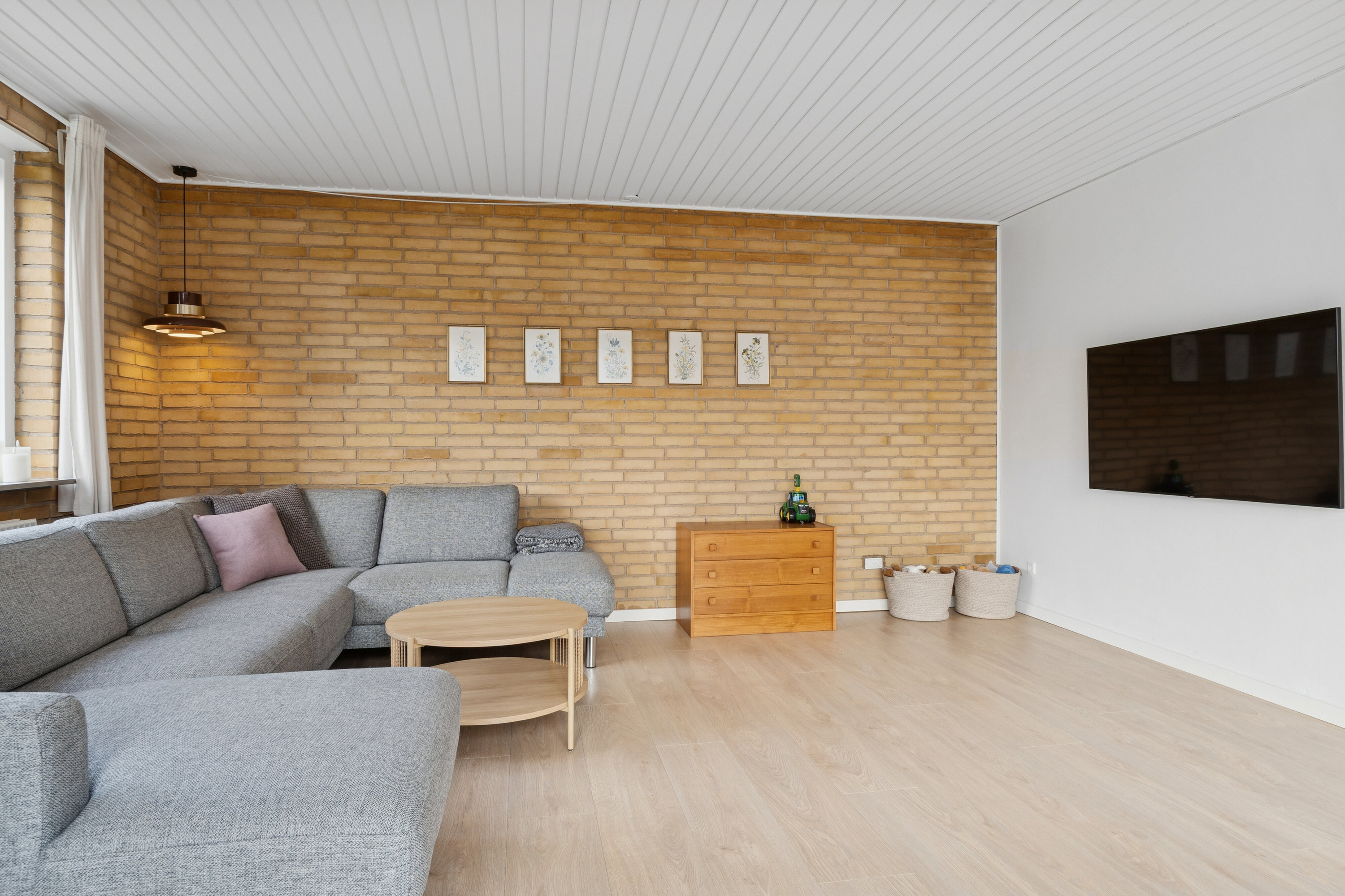 Fremhævet stue billede i fuldskærmstilstand. Billede af Fjordvænget 2, Kollund, 6340 Kruså