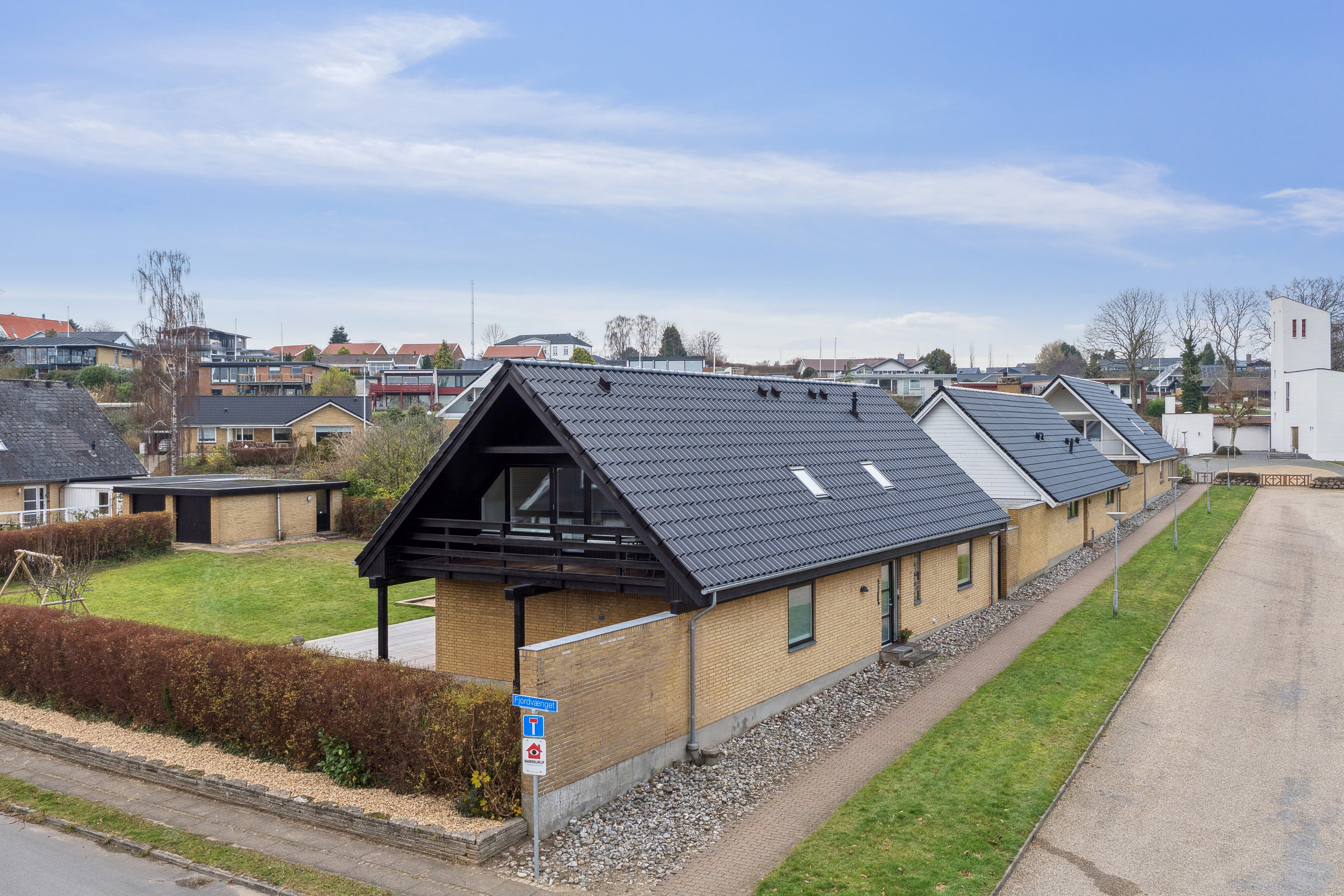 Fremhævet set fra vejen billede i fuldskærmstilstand. Billede af Fjordvænget 2, Kollund, 6340 Kruså