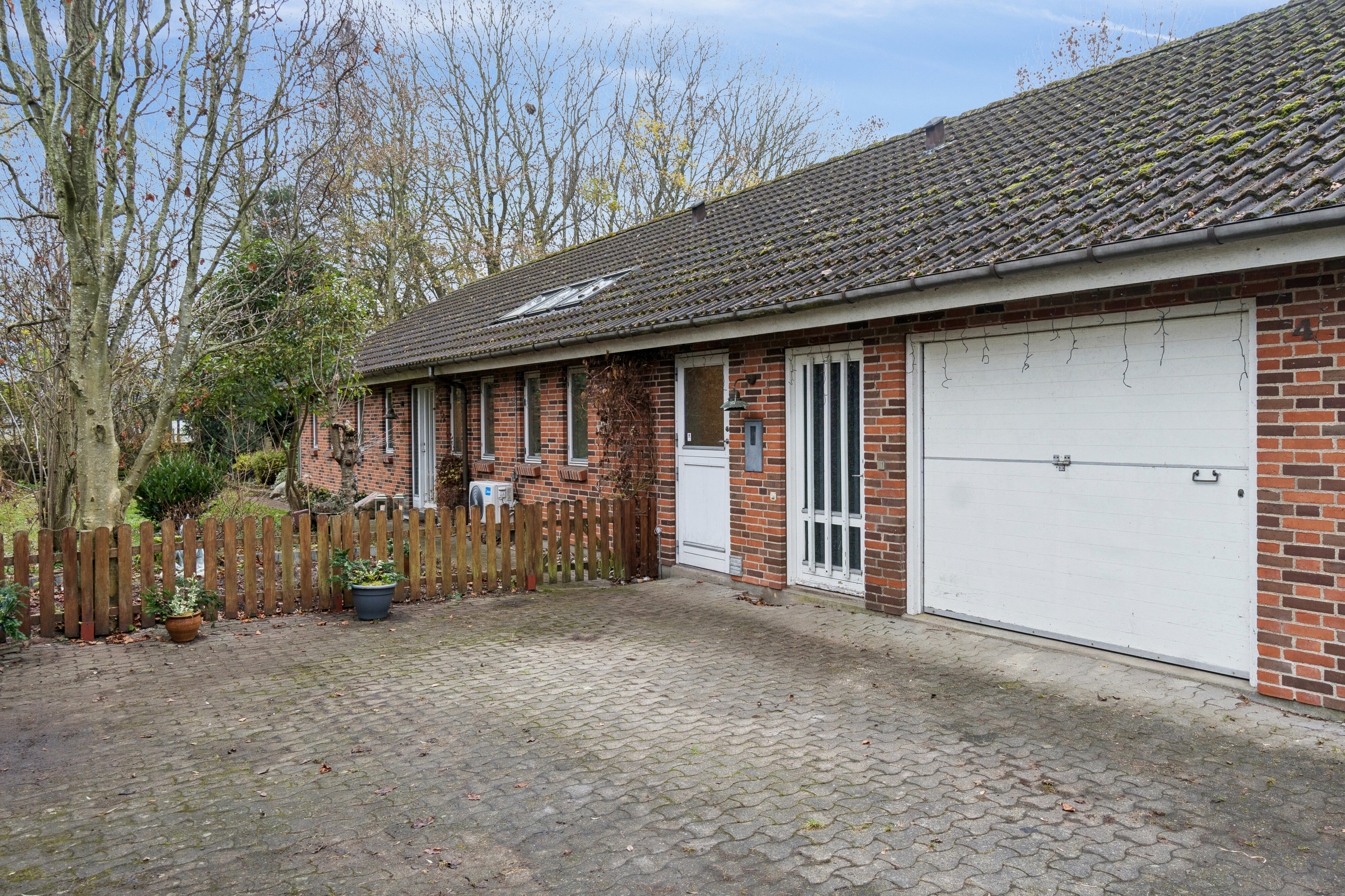 Miniaturebillede 1: set fra vejen. Billede af Olufsvej 4, Hyllinge, 4700 Næstved