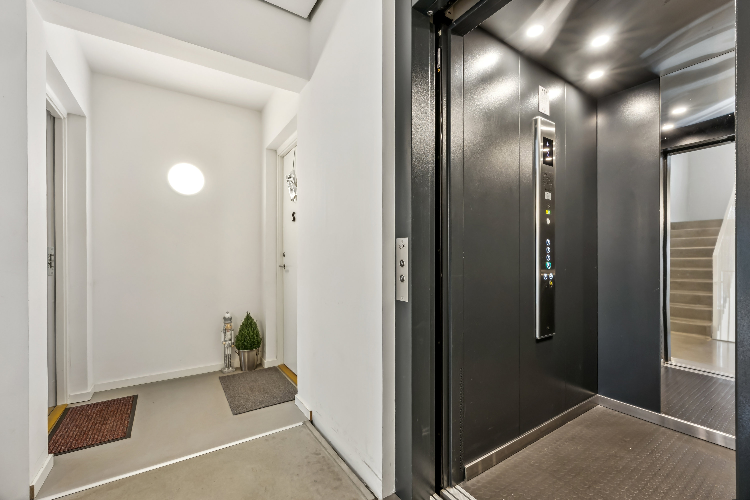 Miniaturebillede 1: entré. Billede af Bjerggade 2B, 2. 6., 4600 Køge