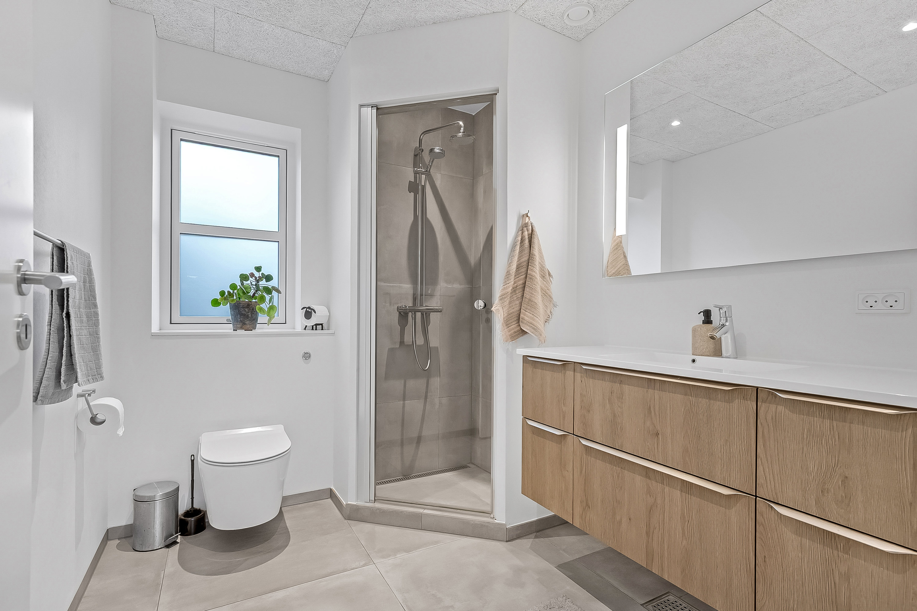 Fremhævet badeværelse billede i fuldskærmstilstand. Billede af Borggårdsparken 35, 7080 Børkop