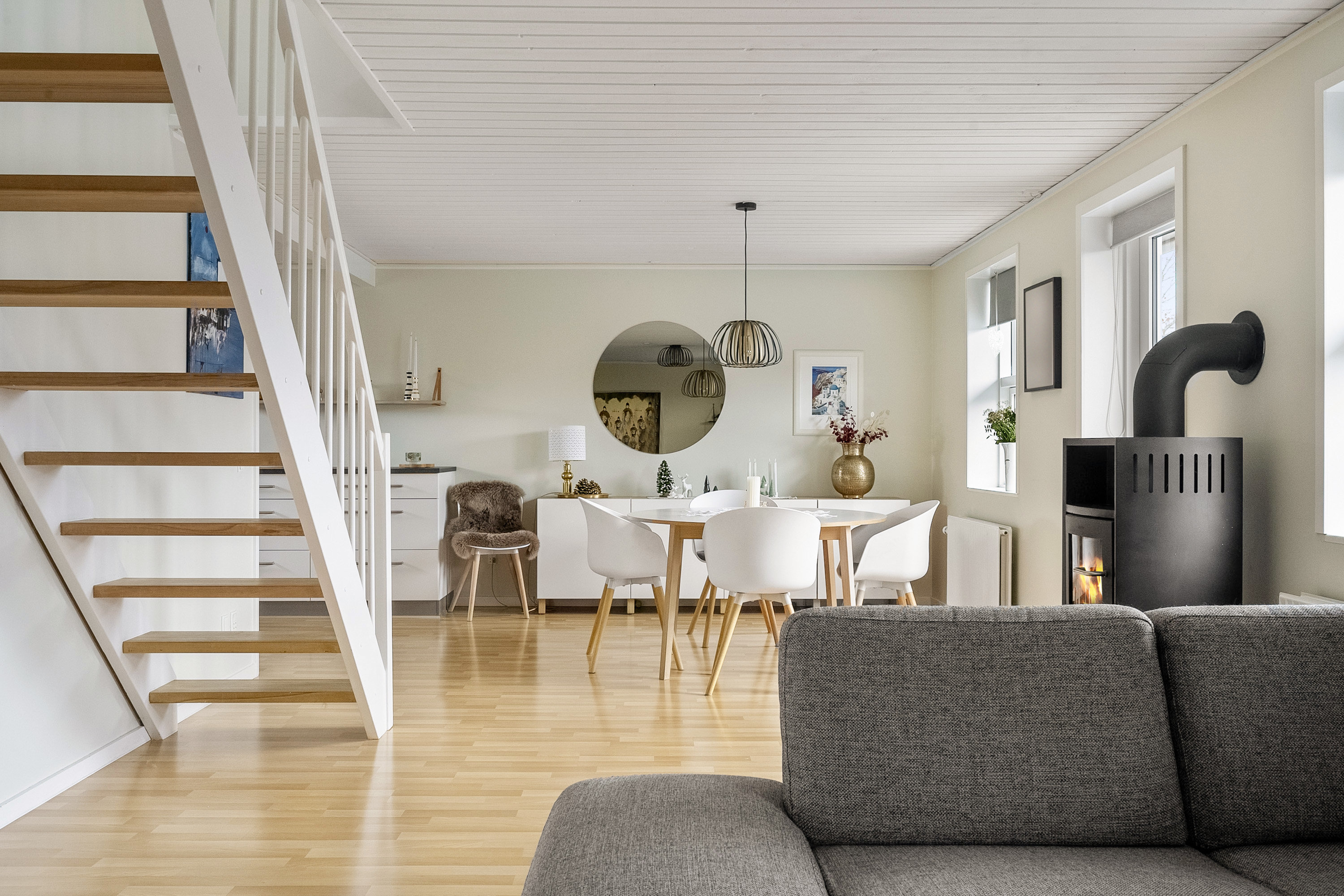 Fremhævet stue billede i fuldskærmstilstand. Billede af Søndervangen 13, Korning, 8700 Horsens