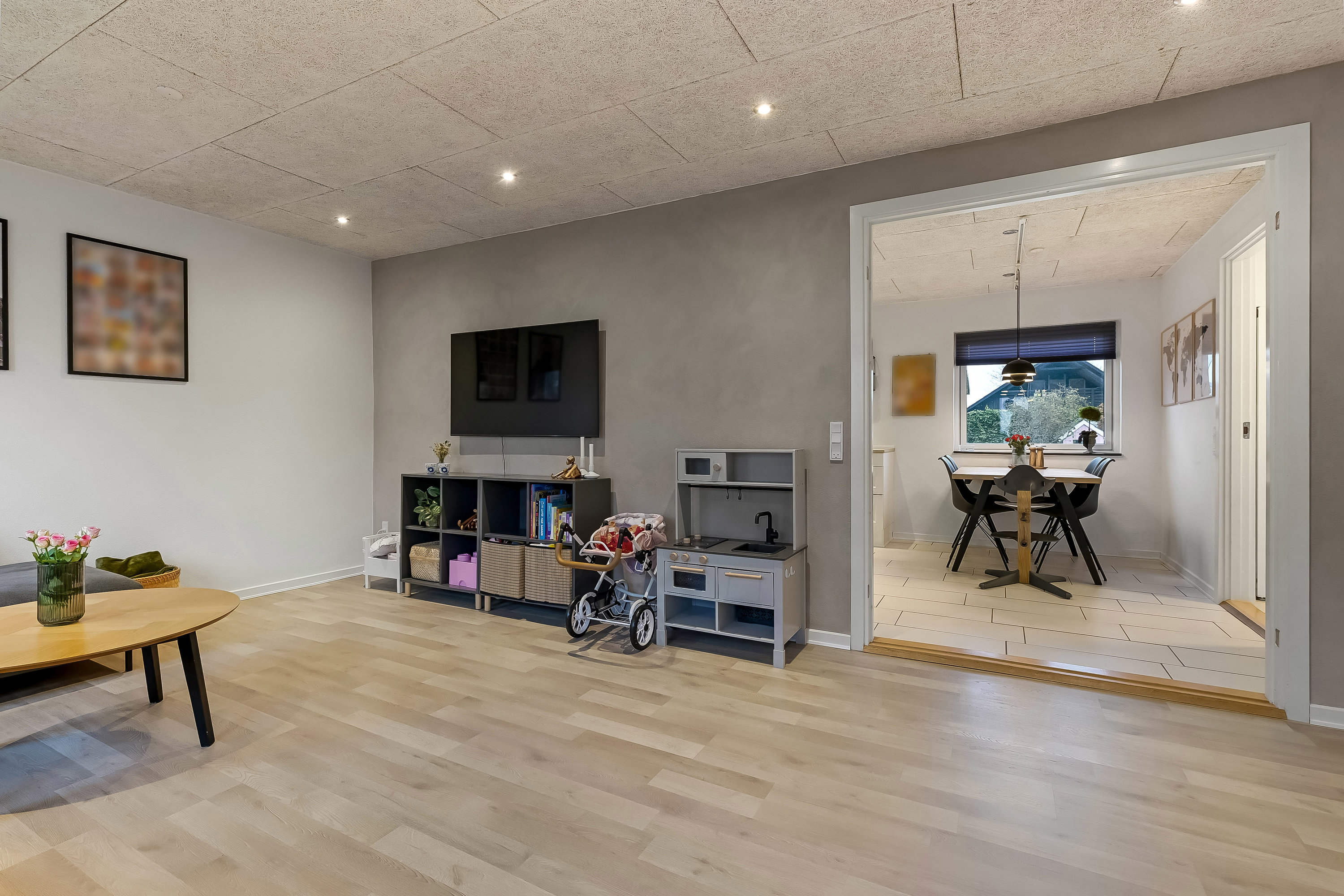 Fremhævet stue billede i fuldskærmstilstand. Billede af Troldholmvej 4, Vrøgum, 6840 Oksbøl