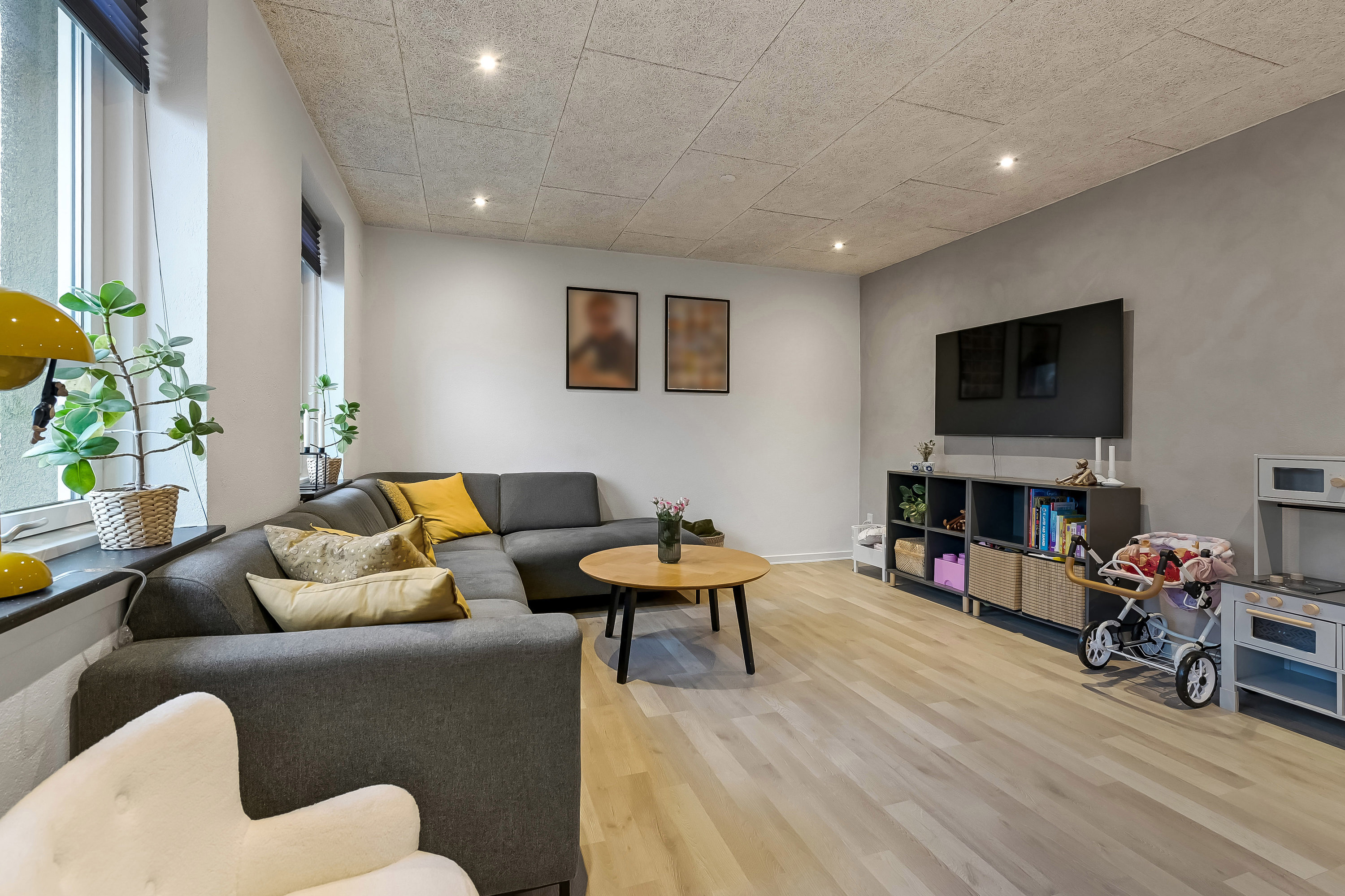 Fremhævet stue billede i fuldskærmstilstand. Billede af Troldholmvej 4, Vrøgum, 6840 Oksbøl