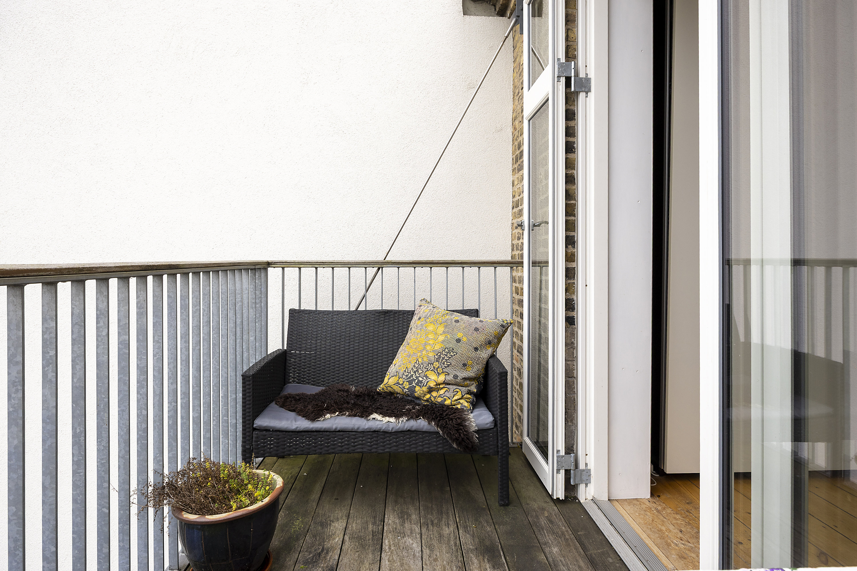 Fremhævet altan billede i fuldskærmstilstand. Billede af Nørre Søgade 45, 4. th., 1370 København K