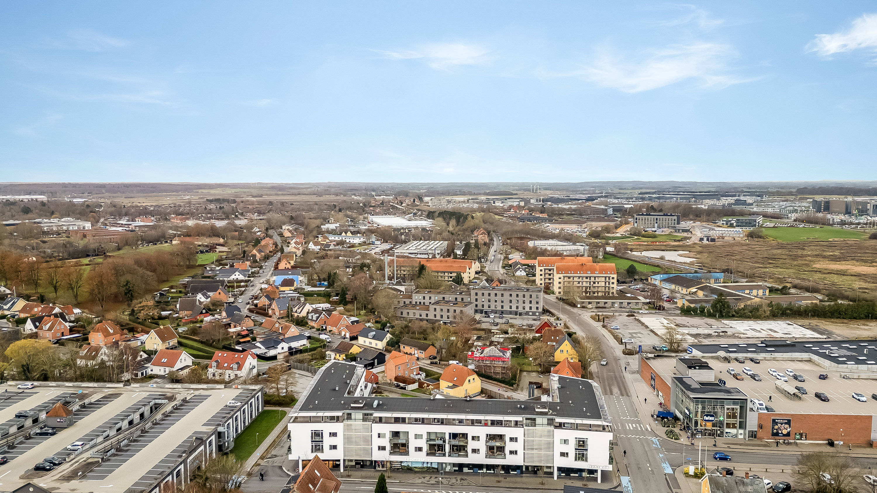 Fremhævet luftfoto billede i fuldskærmstilstand. Billede af Trollesvej 4, 1. 16., 3400 Hillerød