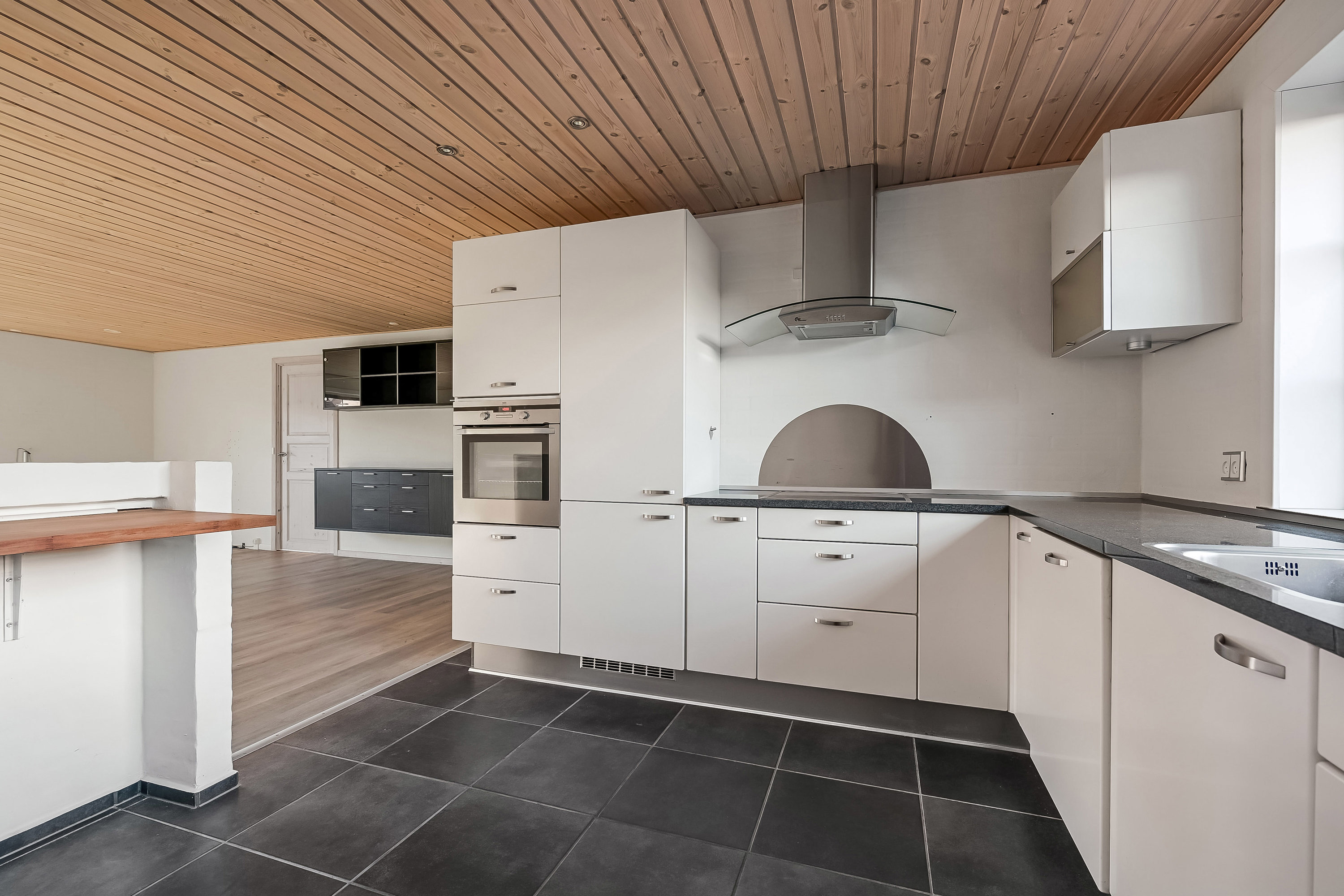 Fremhævet køkken billede i fuldskærmstilstand. Billede af Løvsangervej 8, 7600 Struer