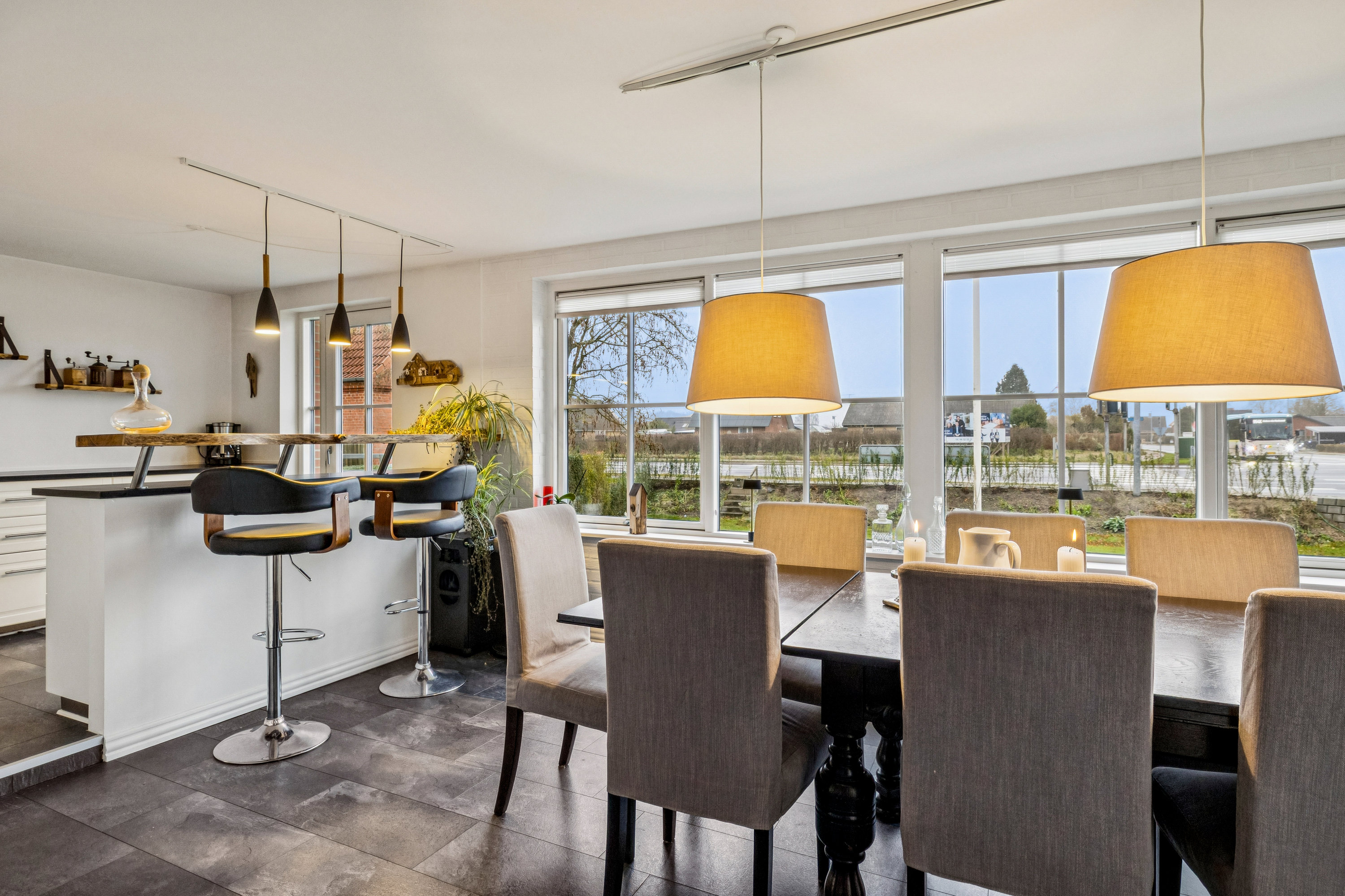 Fremhævet køkken-alrum billede i fuldskærmstilstand. Billede af Håndværkerparken 2A, 9500 Hobro