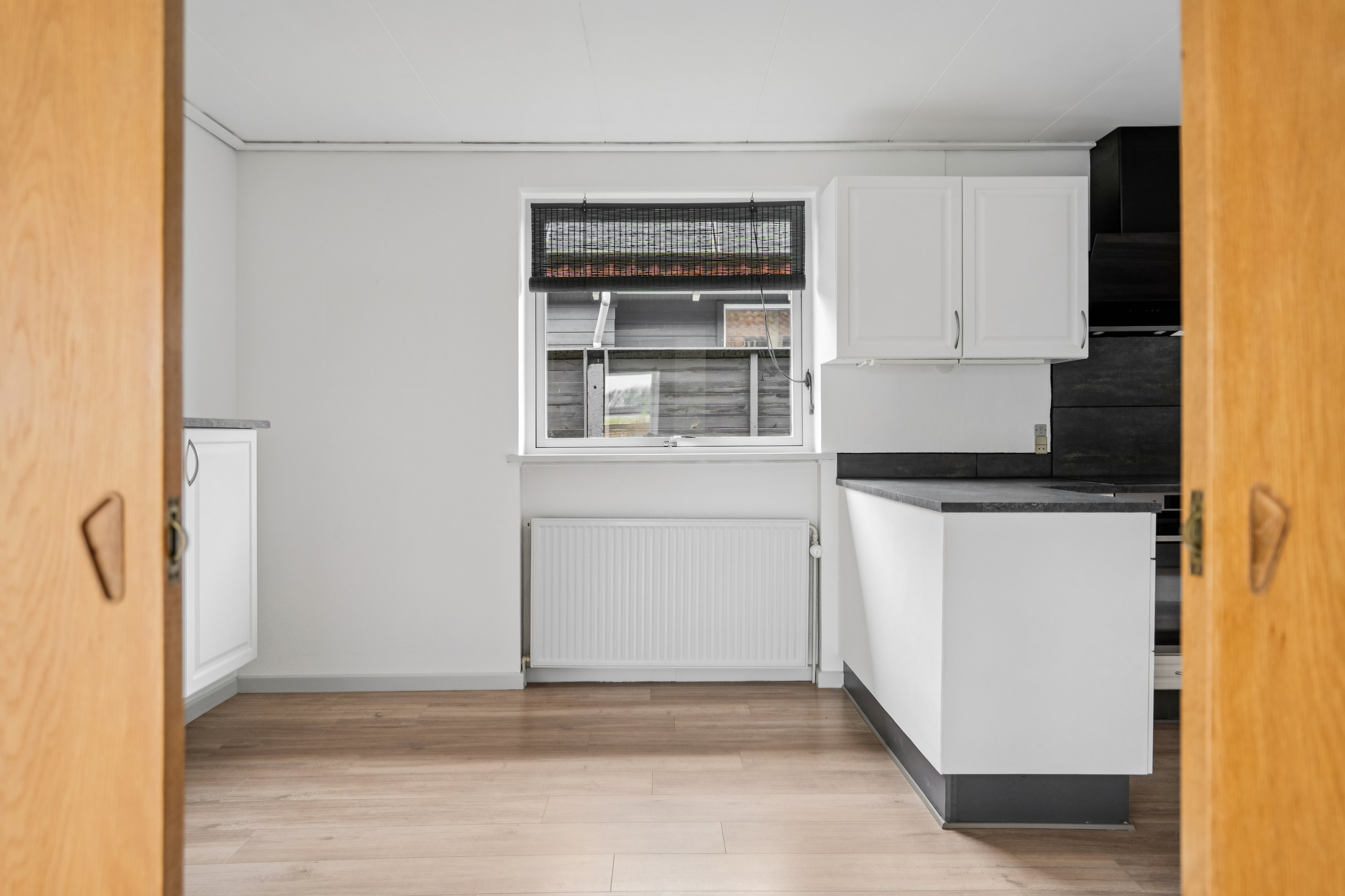 Fremhævet køkken billede i fuldskærmstilstand. Billede af Søren Toftsvej 12, 9850 Hirtshals