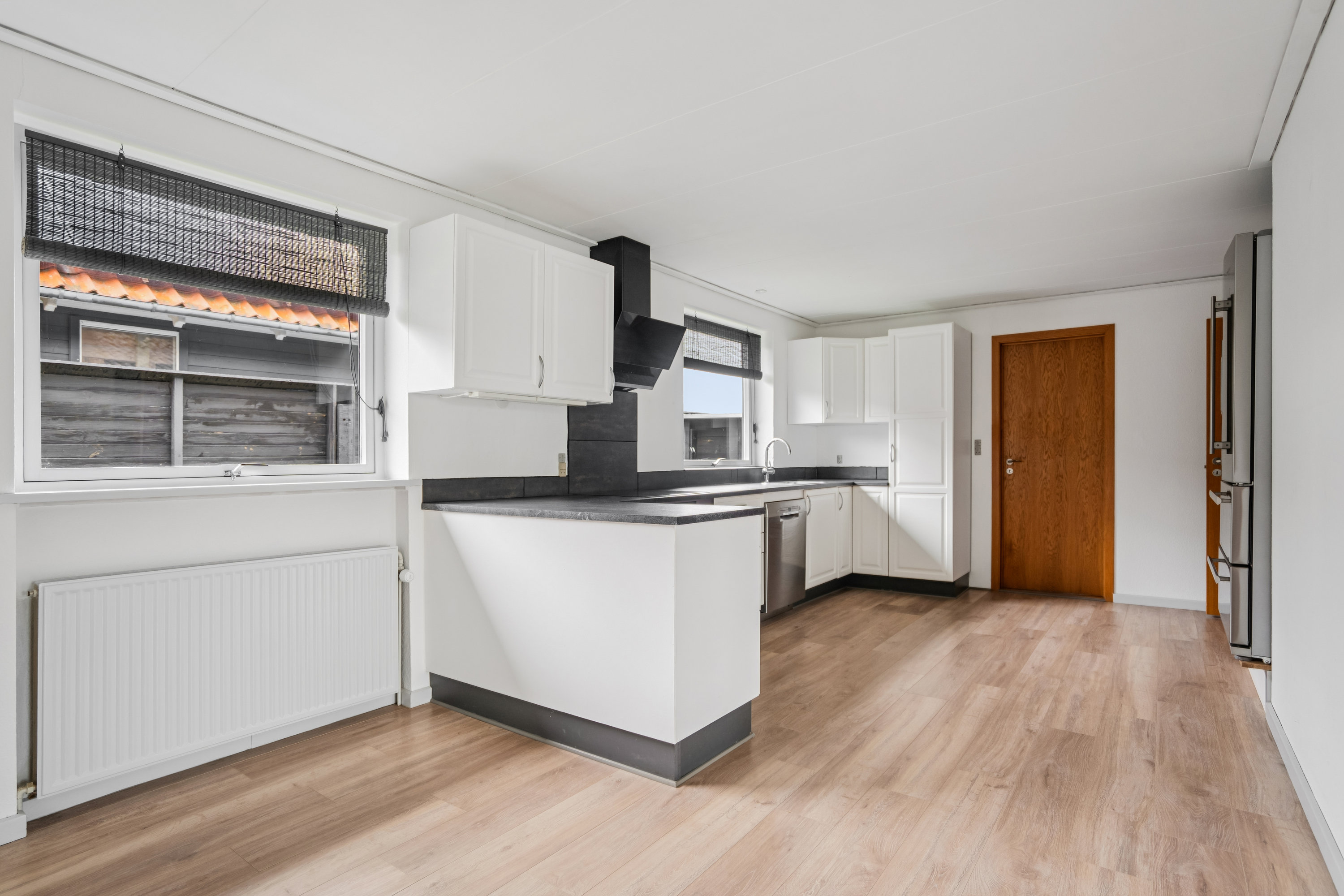 Fremhævet køkken billede i fuldskærmstilstand. Billede af Søren Toftsvej 12, 9850 Hirtshals