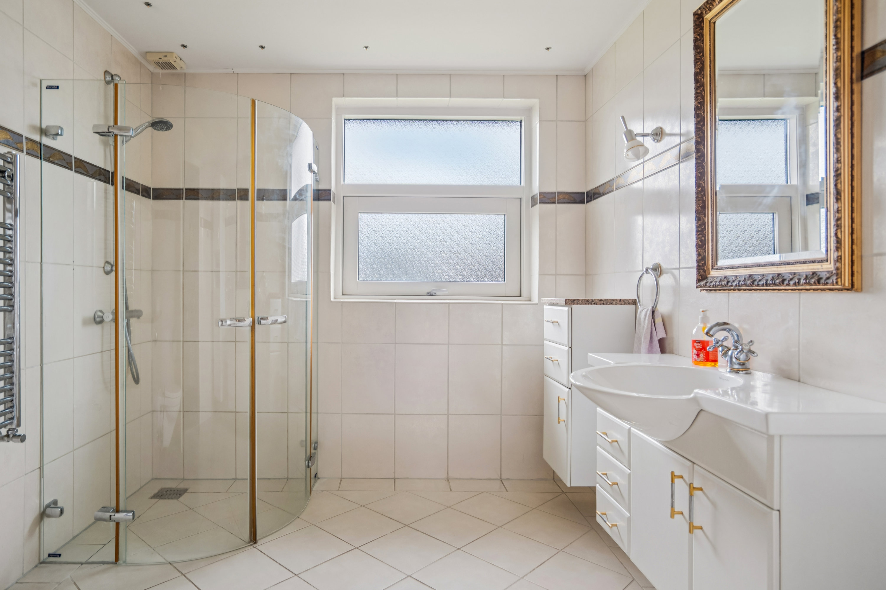 Fremhævet badeværelse billede i fuldskærmstilstand. Billede af Søren Toftsvej 12, 9850 Hirtshals